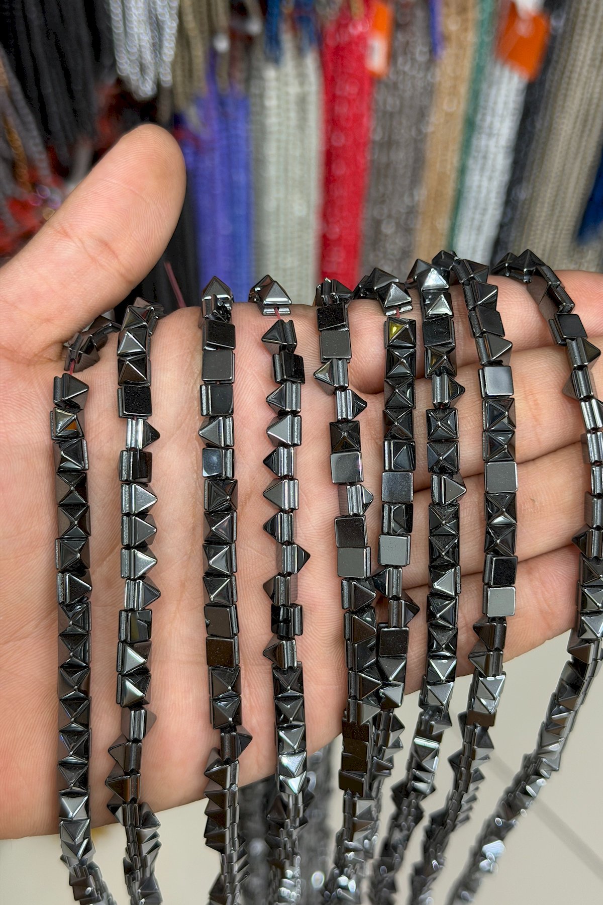 Hematit Taşı Kanallı Kesim Parlak Füme 6x6mm Doğal Taş Dizi