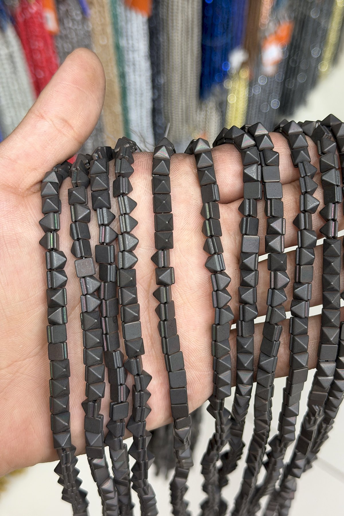 Hematit Taşı Kanallı Piramit Kesim Mat Siyah 6x6mm Doğal Taş Dizi