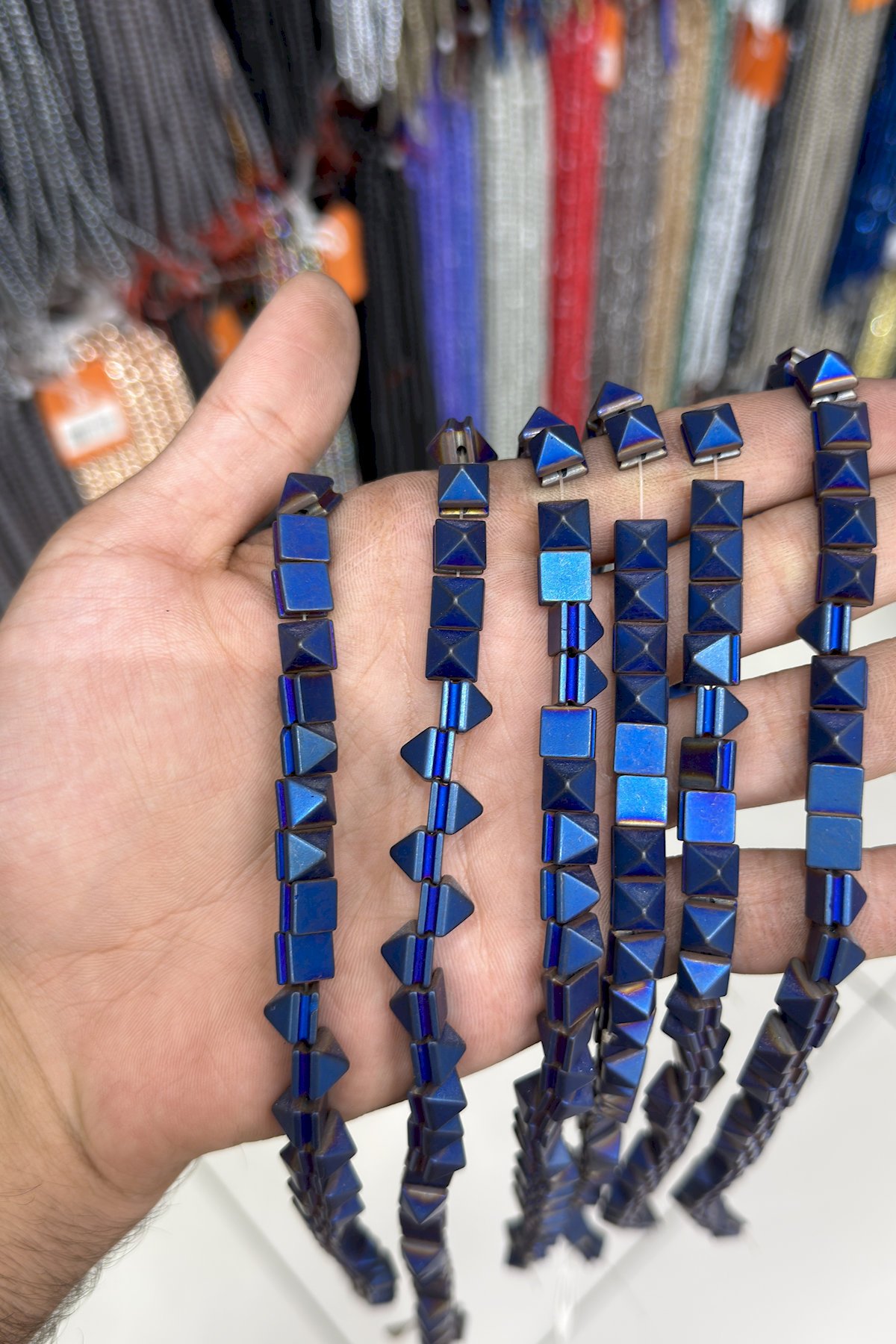 Hematit Taşı Kanallı Piramit Kesim Mat Mavi 8x8mm Doğal Taş Dizi