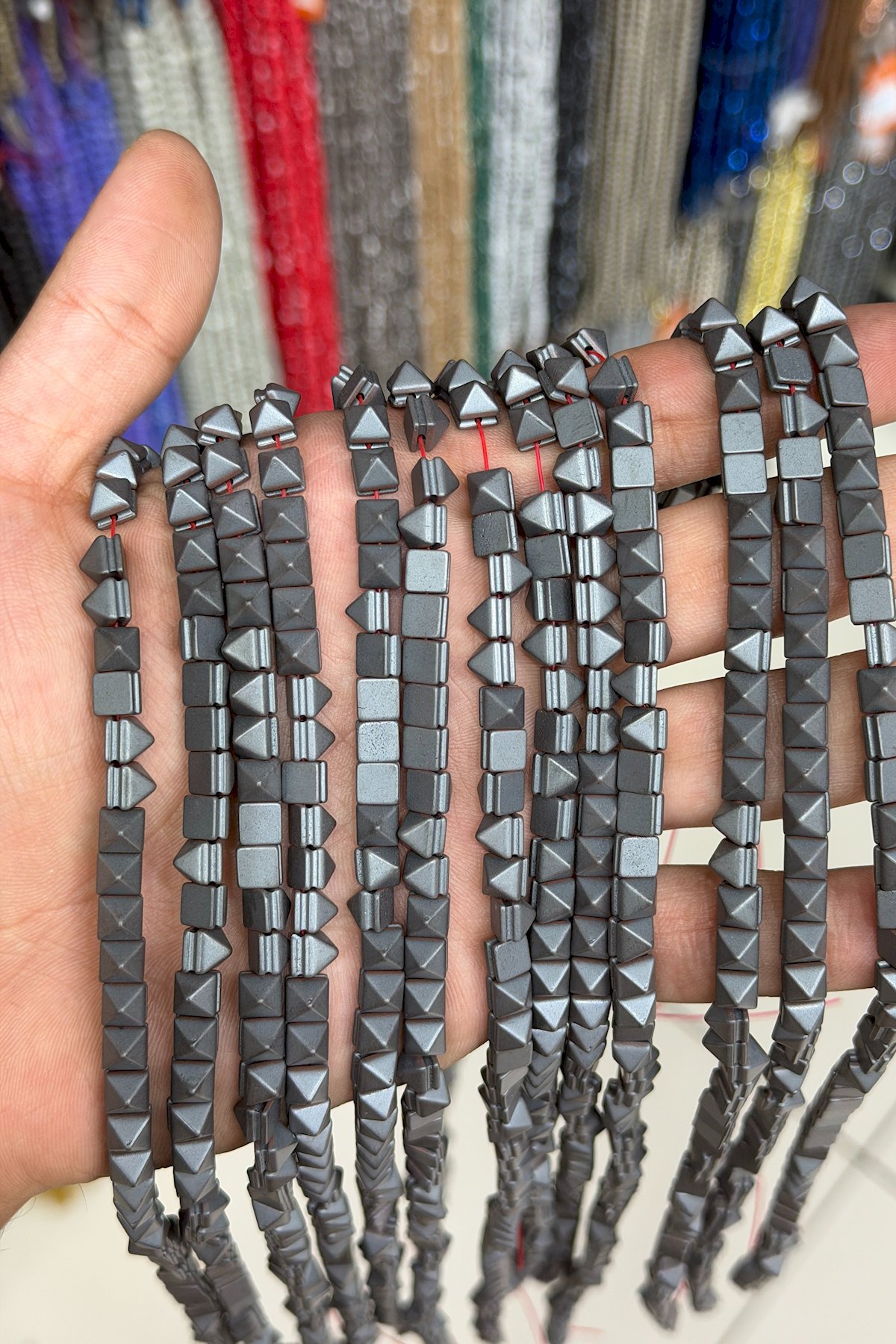Hematit Taşı Kanallı Piramit Kesim Mat Gri 6x6mm Doğal Taş Dizi