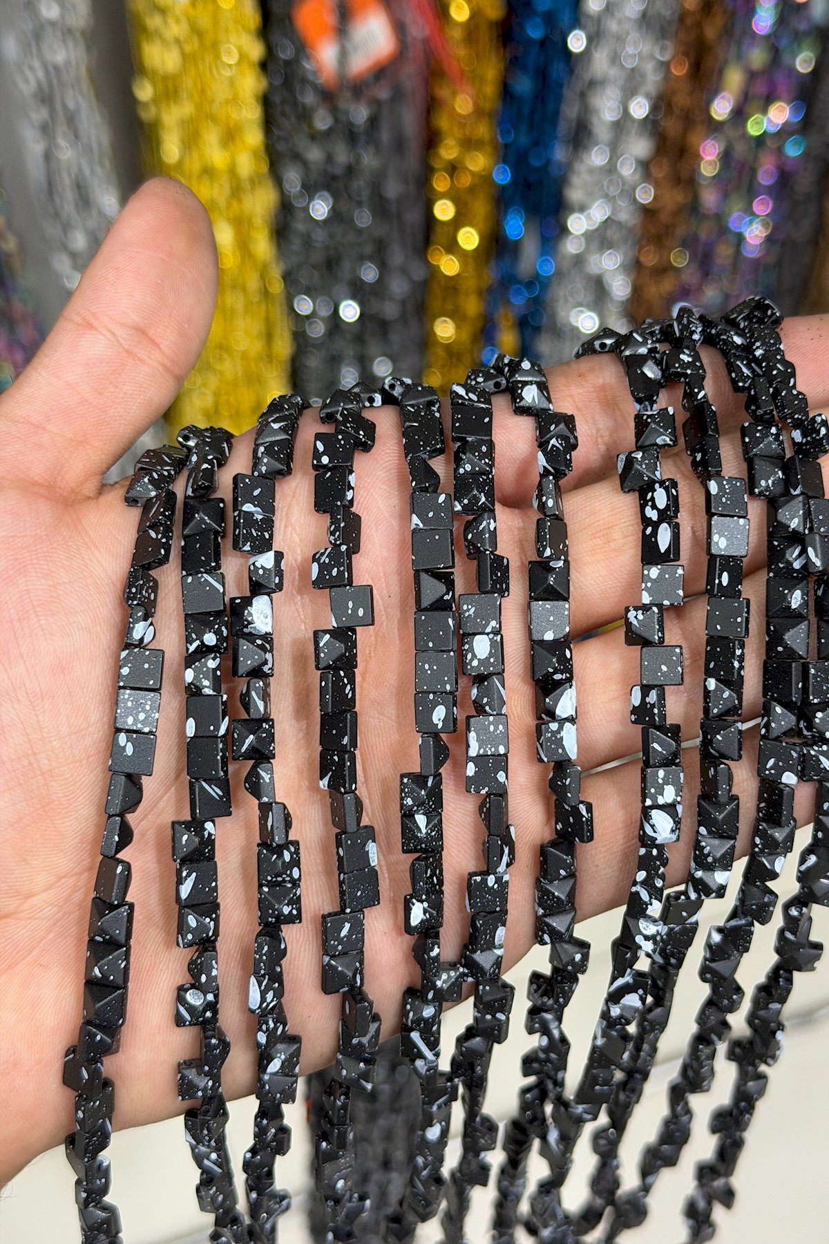 Hematit Taşı Kare Piramit Kesim 6x6mm-Benekli Mat Siyah Doğal Taş Dizi