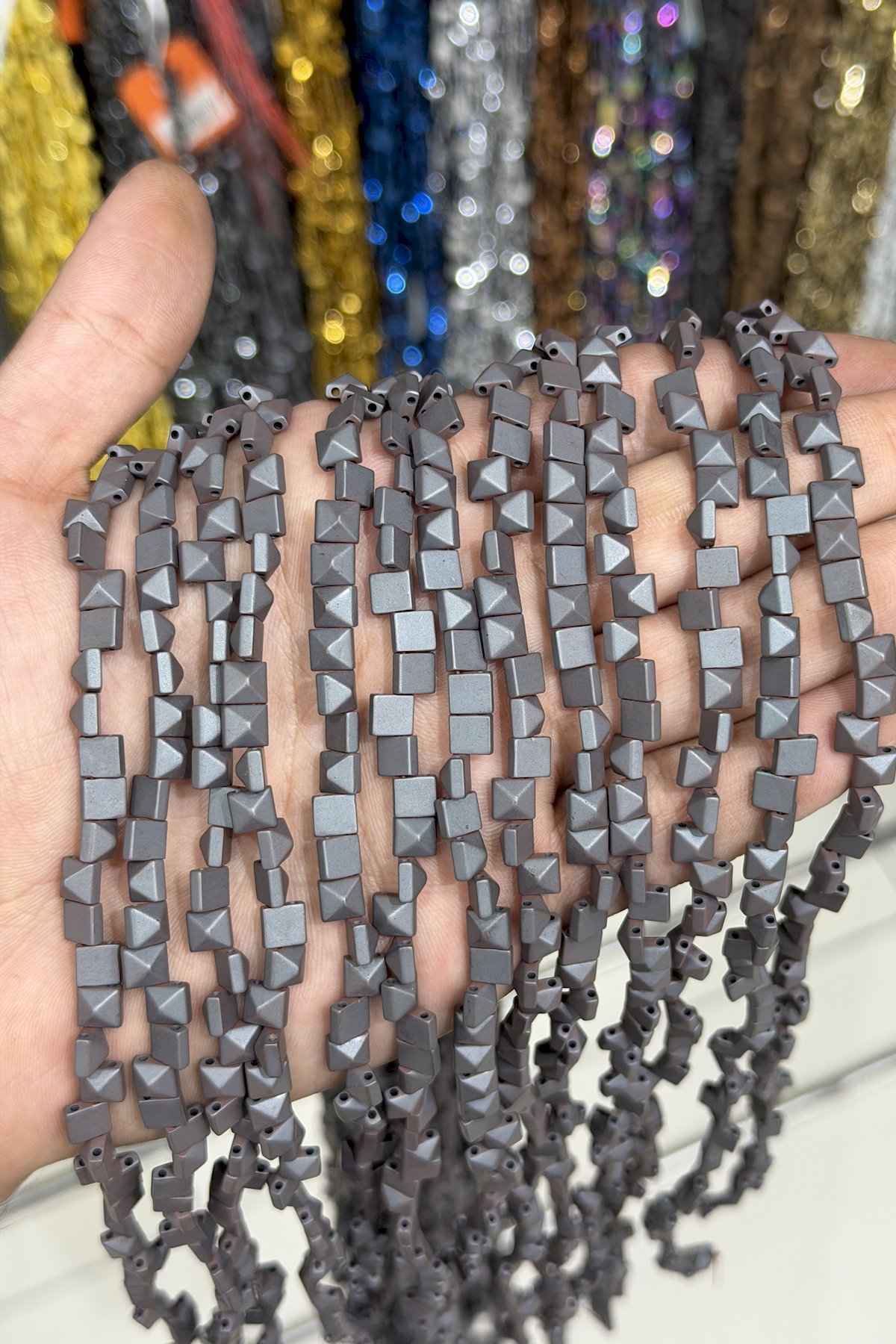 Hematit Taşı Kare Piramit Kesim Mat Gri 6x6mm Doğal Taş Dizi