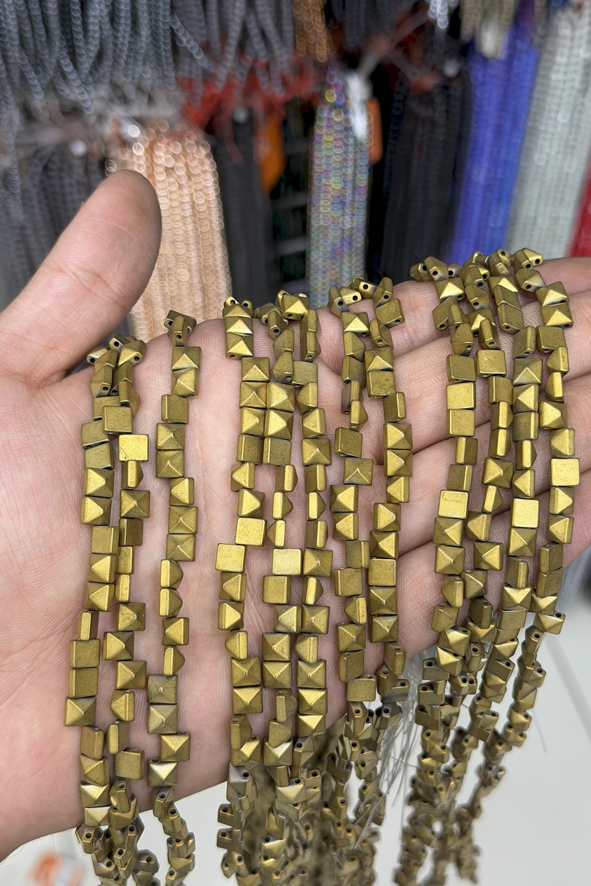 Hematit Taşı Kare Piramit Kesim Mat Sarı 6x6mm Doğal Taş Dizi