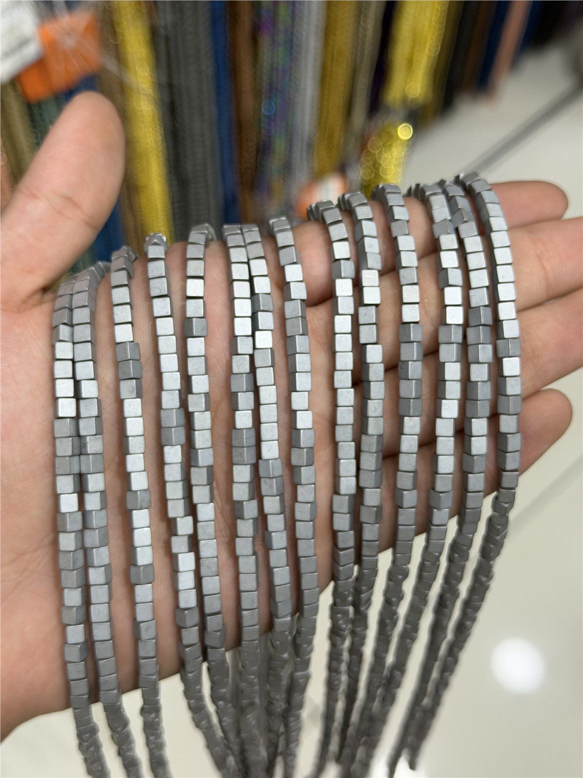 Hematit Taşı Küp Kesim Mat Açık Gri 4x4mm Doğal Taş Dizi