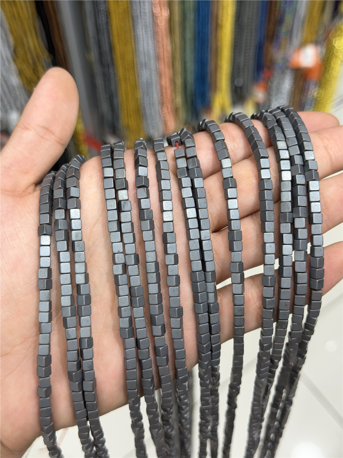 Hematit Taşı Küp Kesim Mat Gri 4x4mm Doğal Taş Dizi
