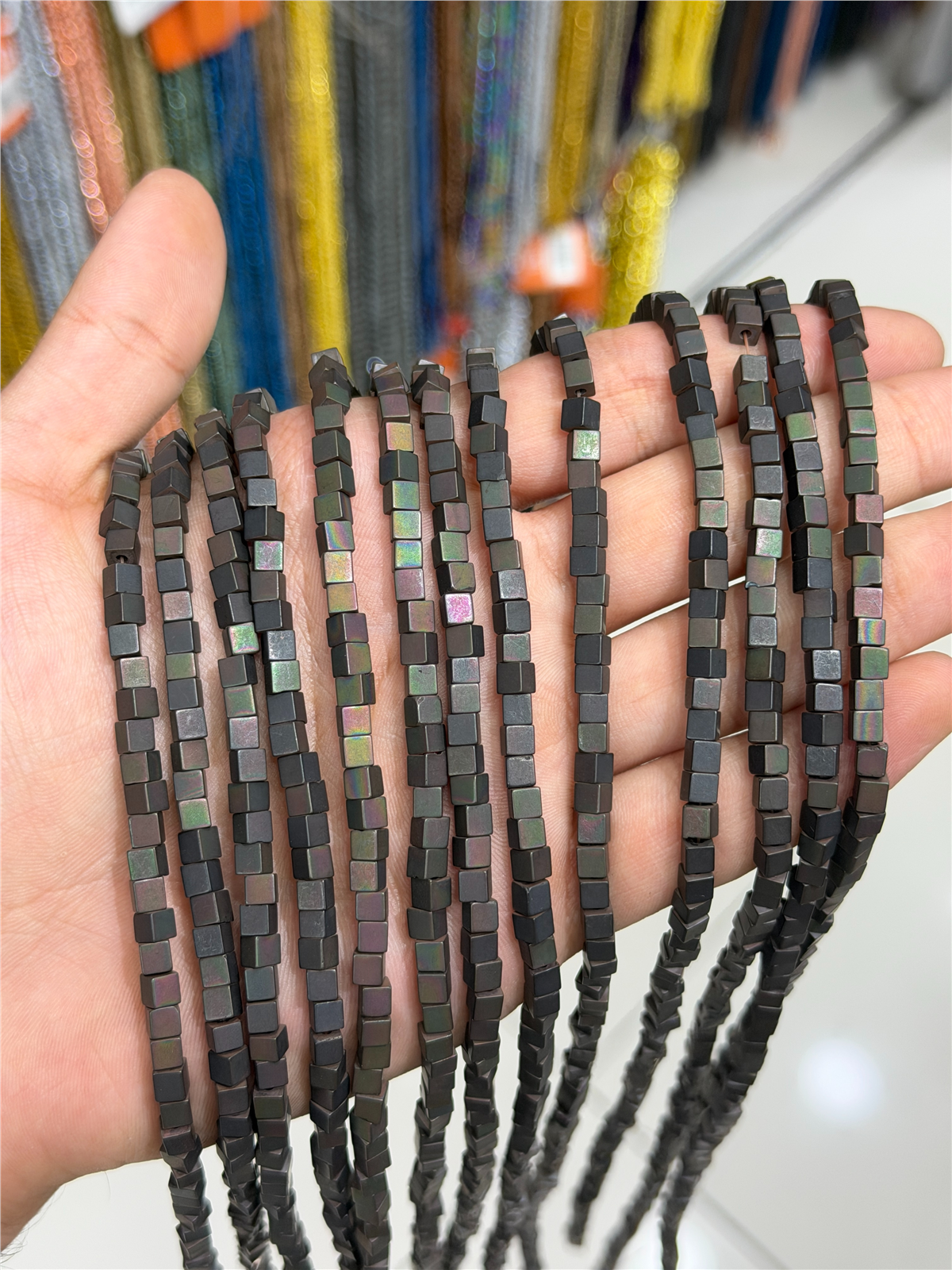 Hematit Taşı Küp Kesim Mat Siyah Gökkuşağı 4x4mm Doğal Taş Dizi