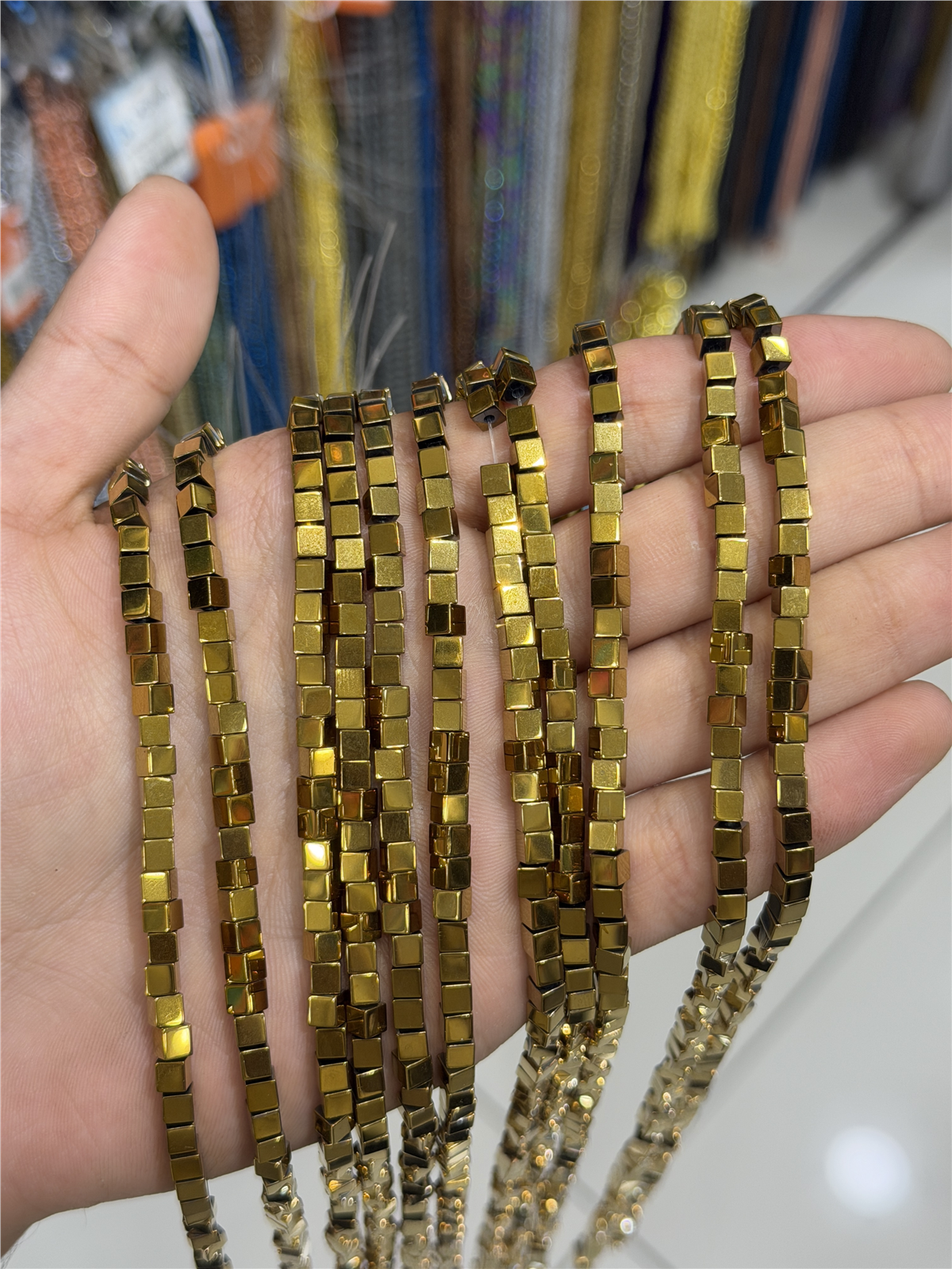 Hematit Taşı Küp Kesim Parlak Gold 4x4mm Doğal Taş Dizi