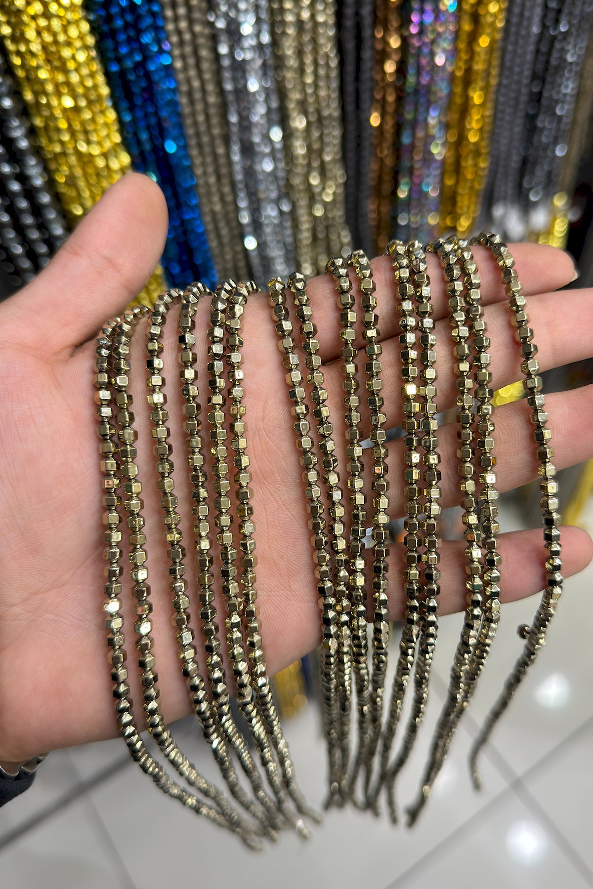 Hematit Taşı Özel Kesim 4x4mm- Parlak Antik Sarı Doğal Taş Dizi