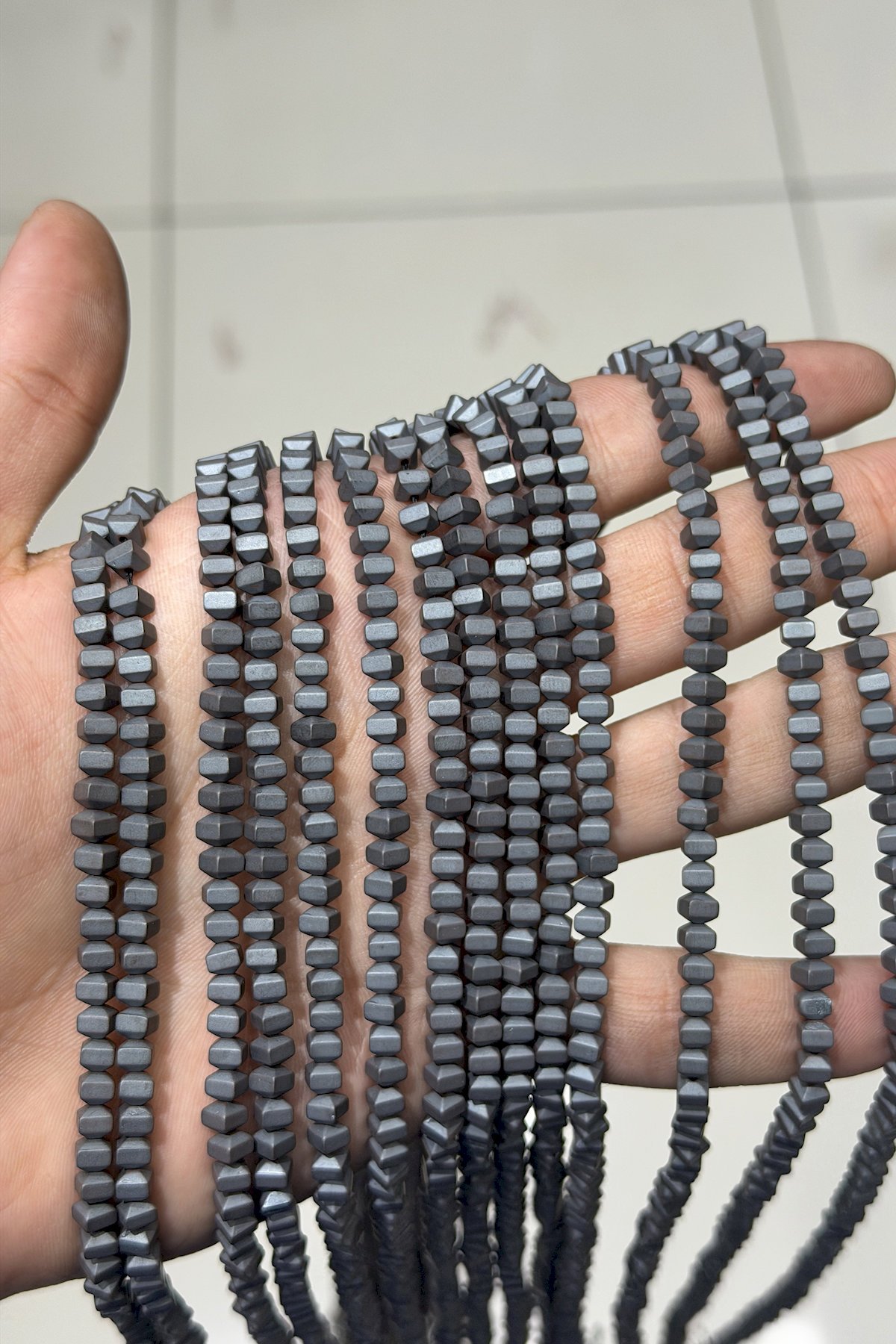 Hematit Taşı Özel Kesim Mat Gri 4x4mm Doğal Taş Dizi