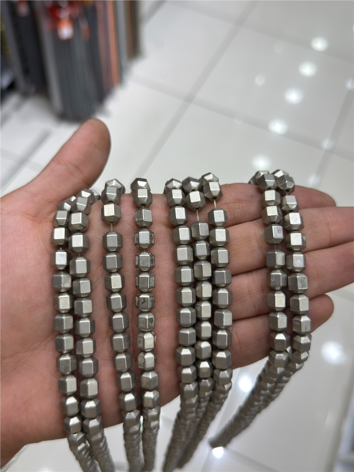 Hematit Taşı Özel Kesim Mat Titanyum 8x8mm Doğal Taş Dizi