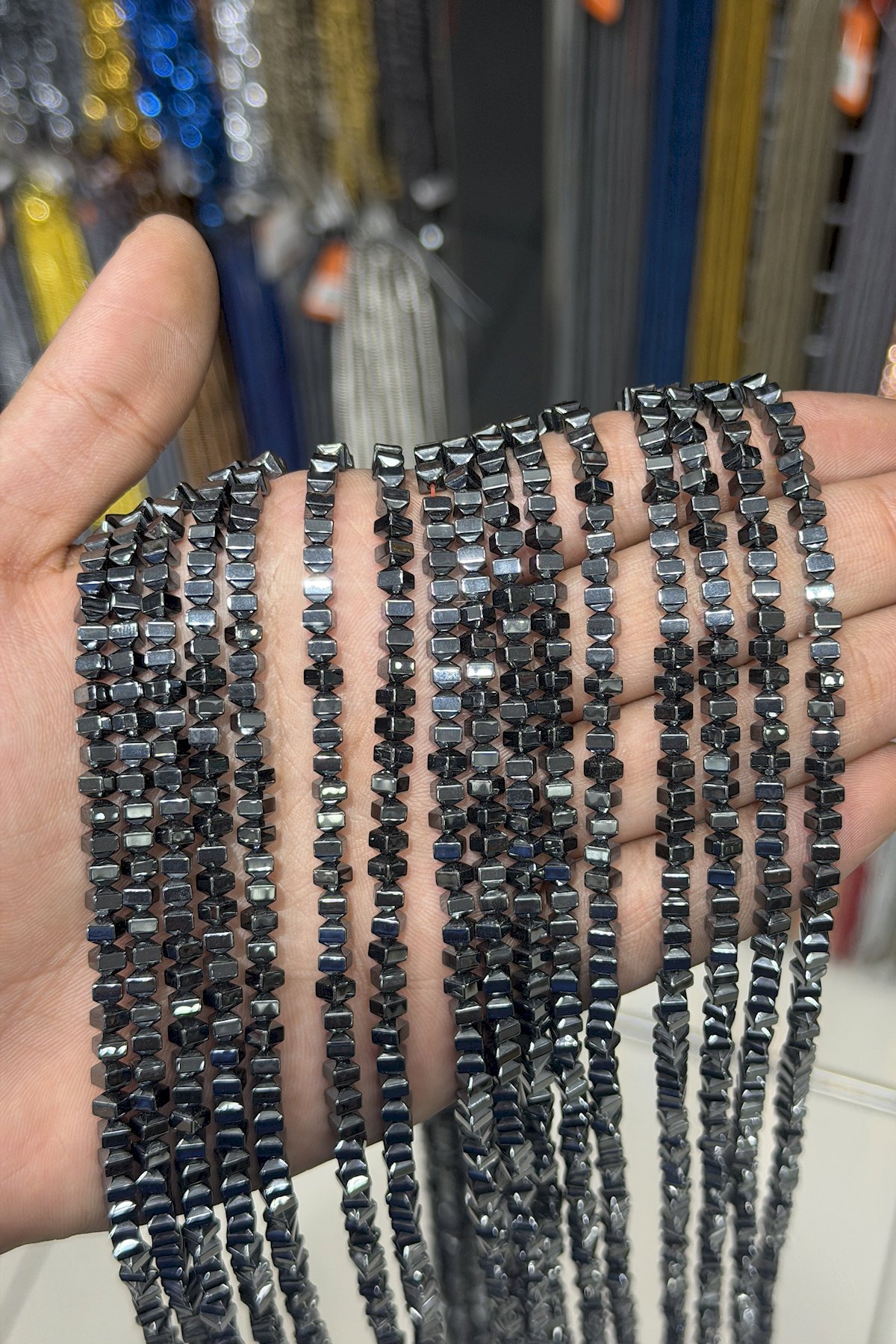 Hematit Taşı Özel Kesim Parlak Füme 4x4mm Doğal Taş Dizi