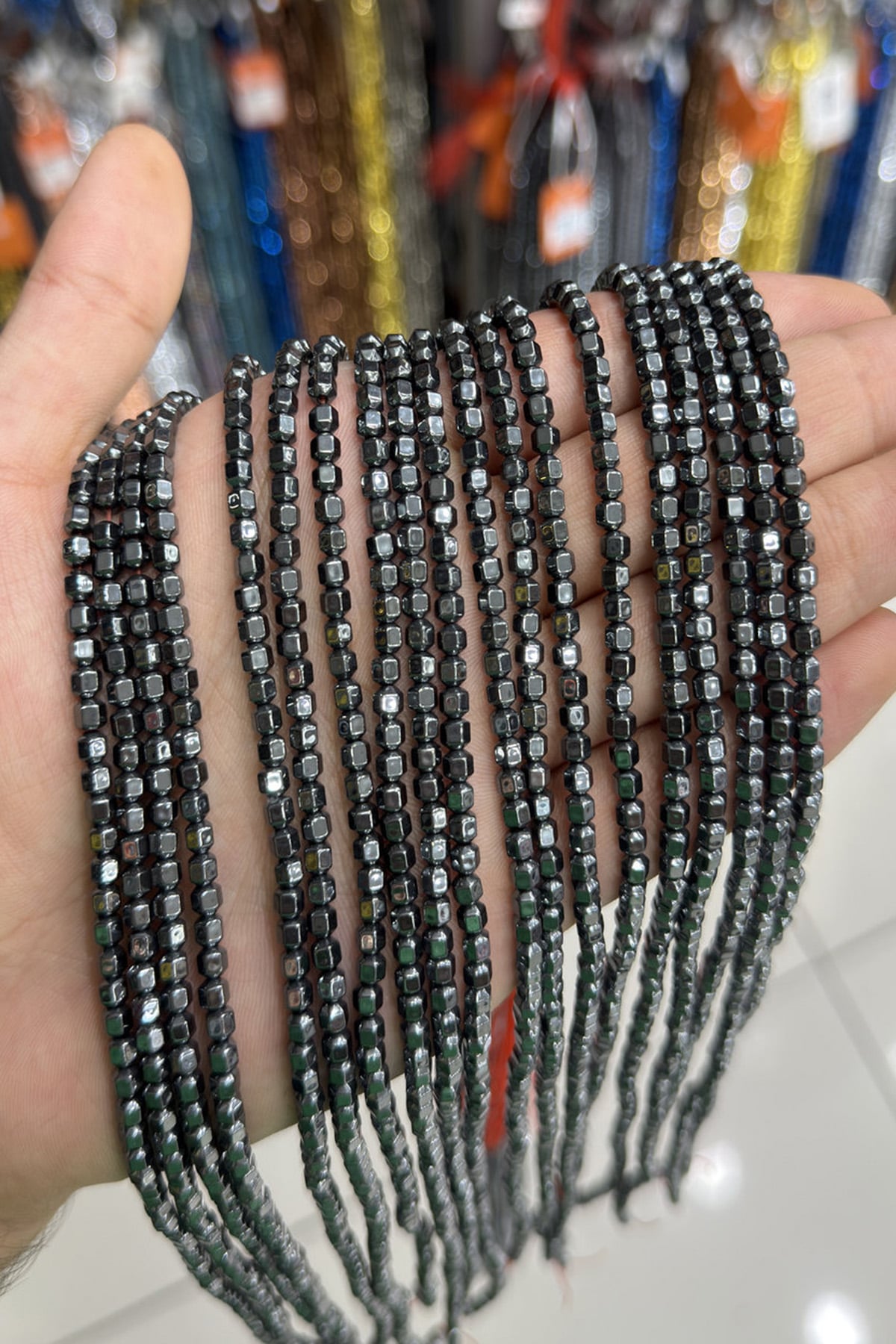 Hematit Taşı Özel Kesim Parlak Füme 4x4mm Doğal Taş Dizi