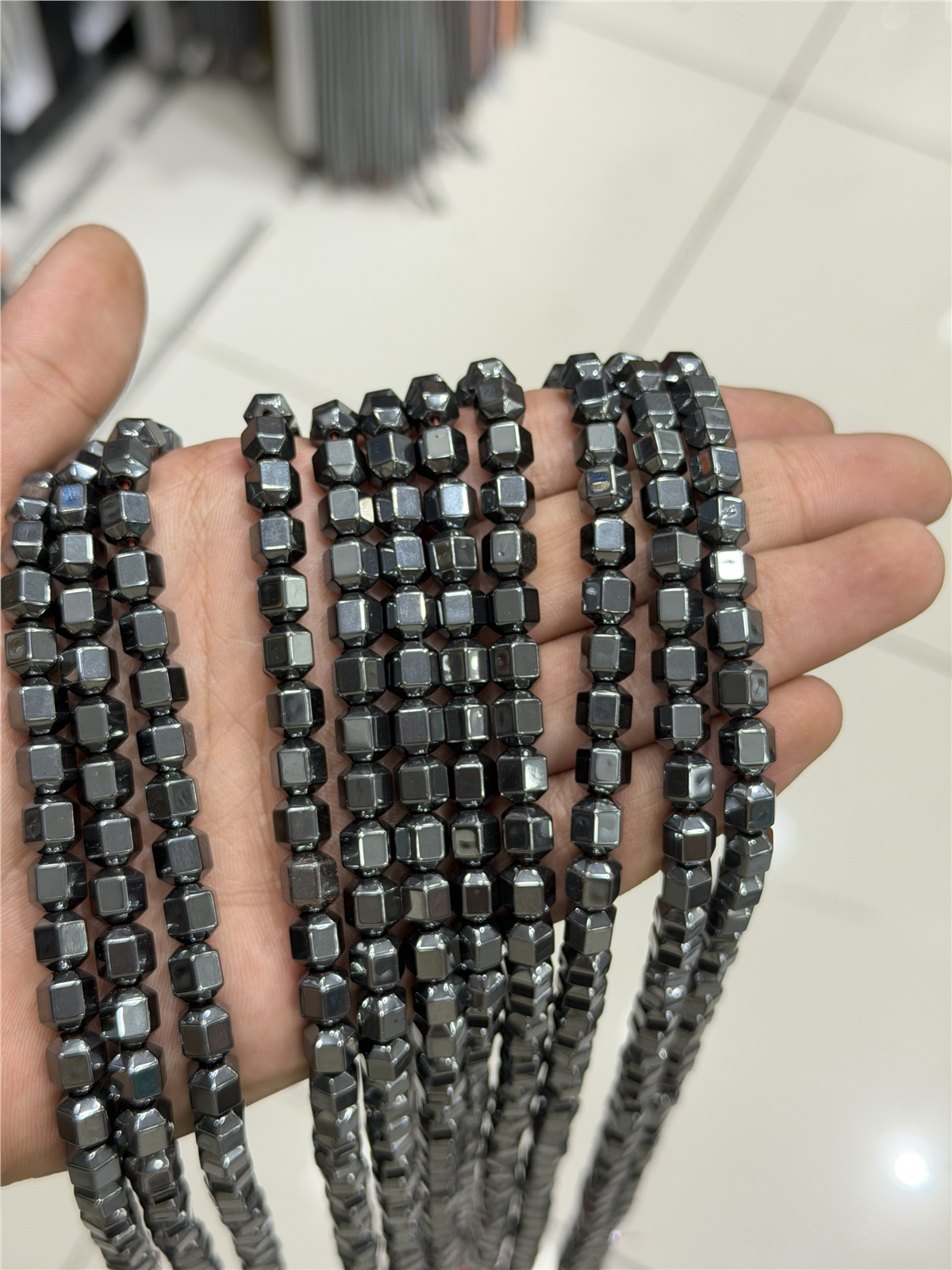 Hematit Taşı Özel Kesim Parlak Füme 8x8mm Doğal Taş Dizi