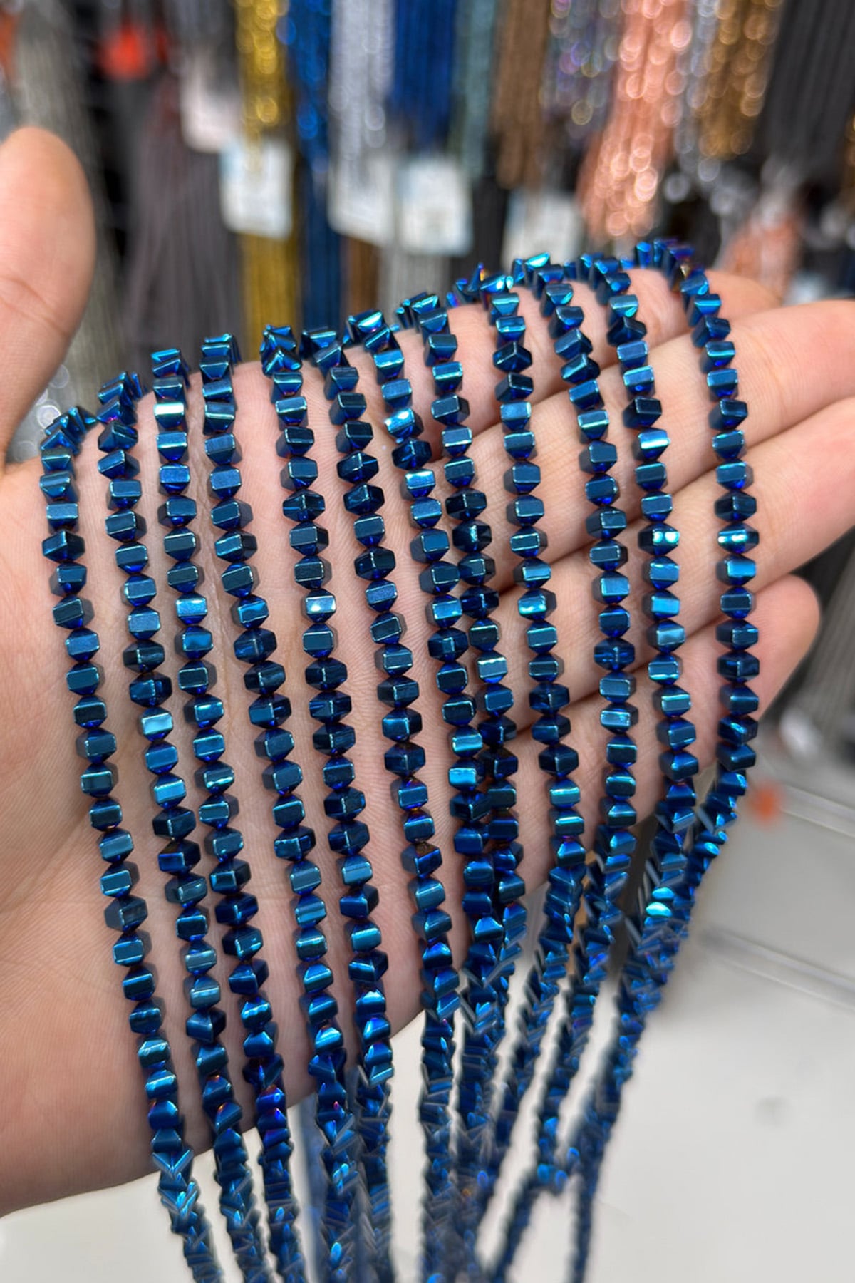 Hematit Taşı Özel Kesim Parlak Mavi 4x4mm Doğal Taş Dizi