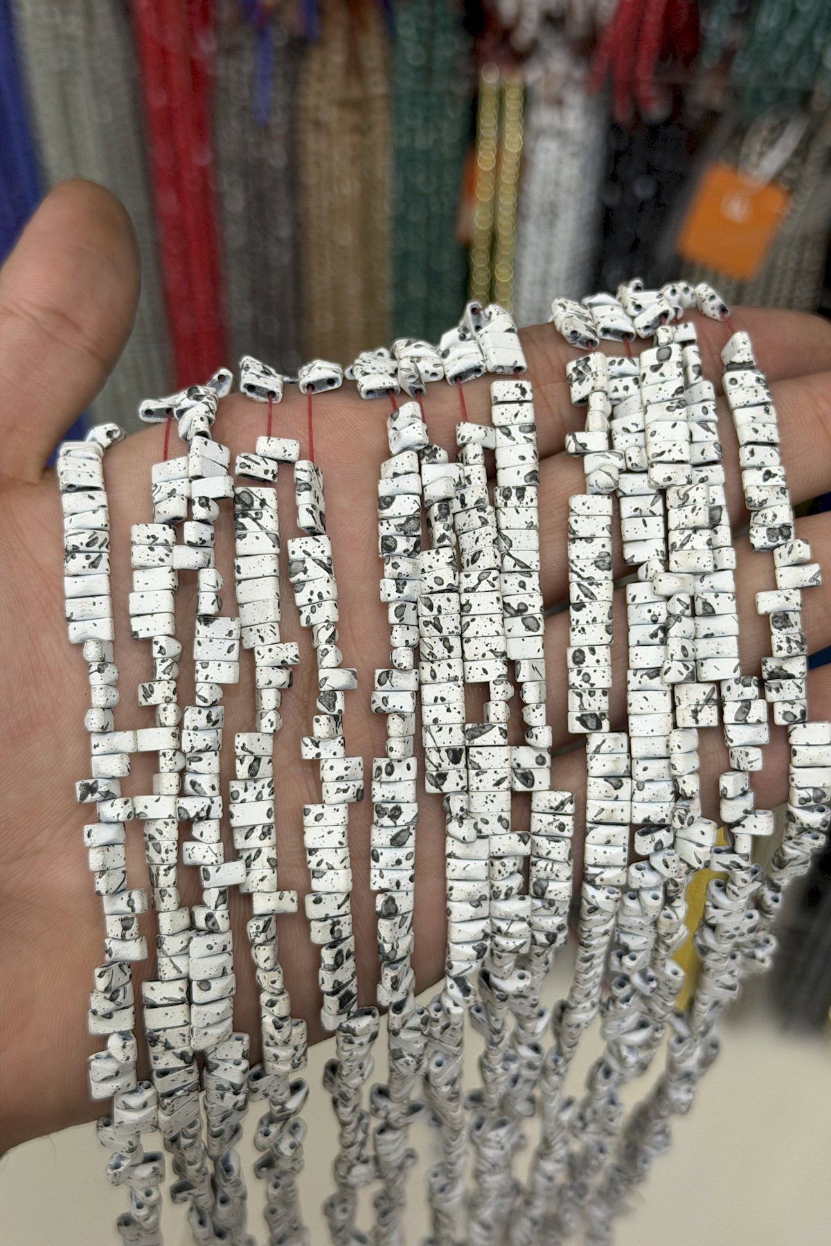 Hematit Taşı Piramit Kesim Beyaz 6x3mm Doğal Taş Dizi