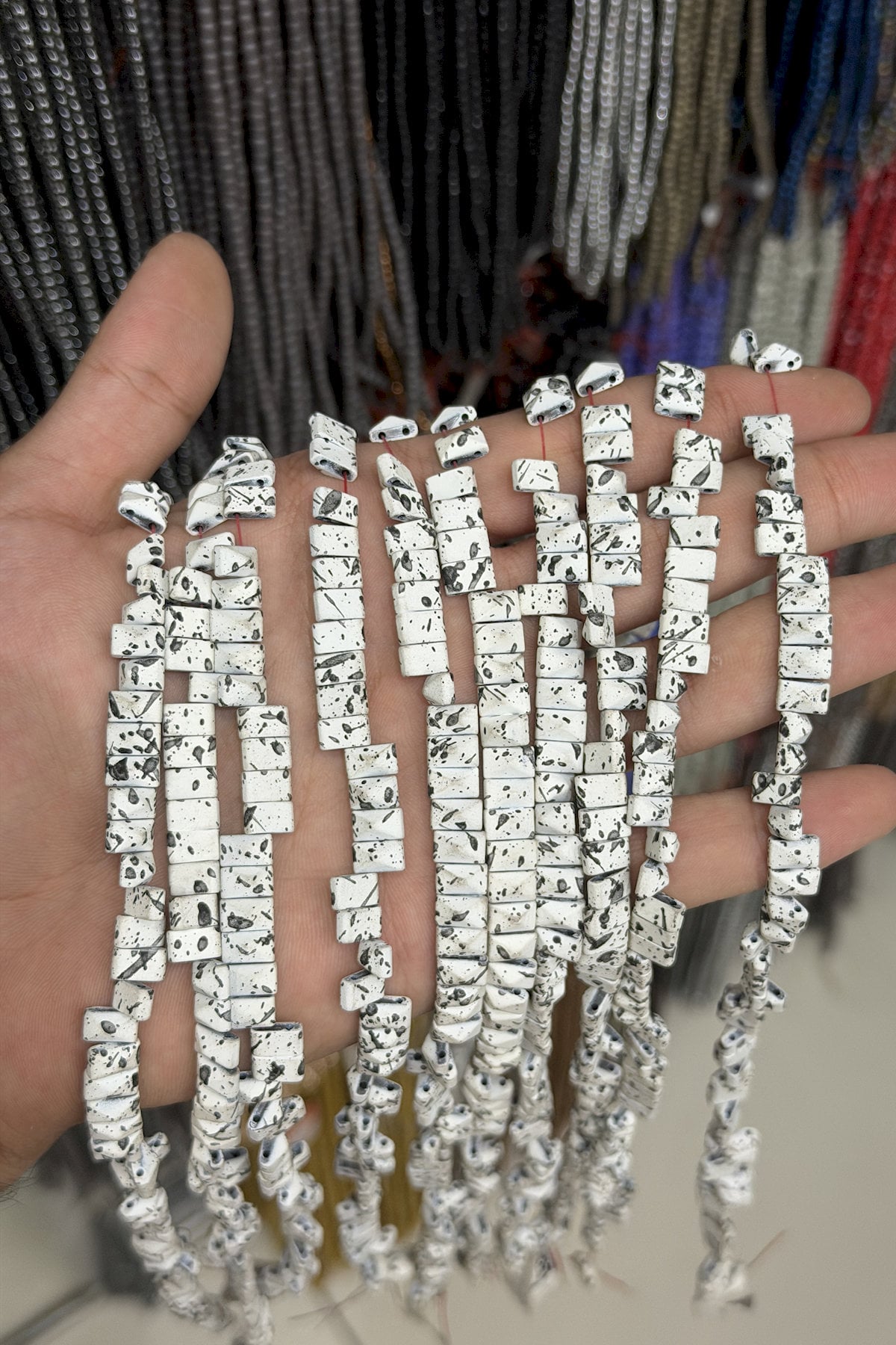 Hematit Taşı Piramit Kesim Beyaz 8x5mm Doğal Taş Dizi