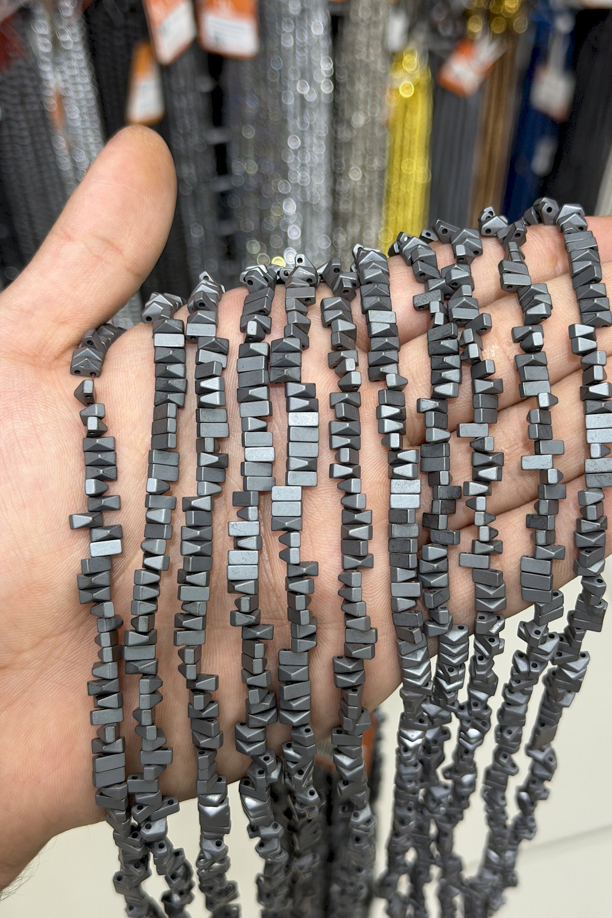 Hematit Taşı Piramit Kesim Mat Gri 6x3mm Doğal Taş Dizi