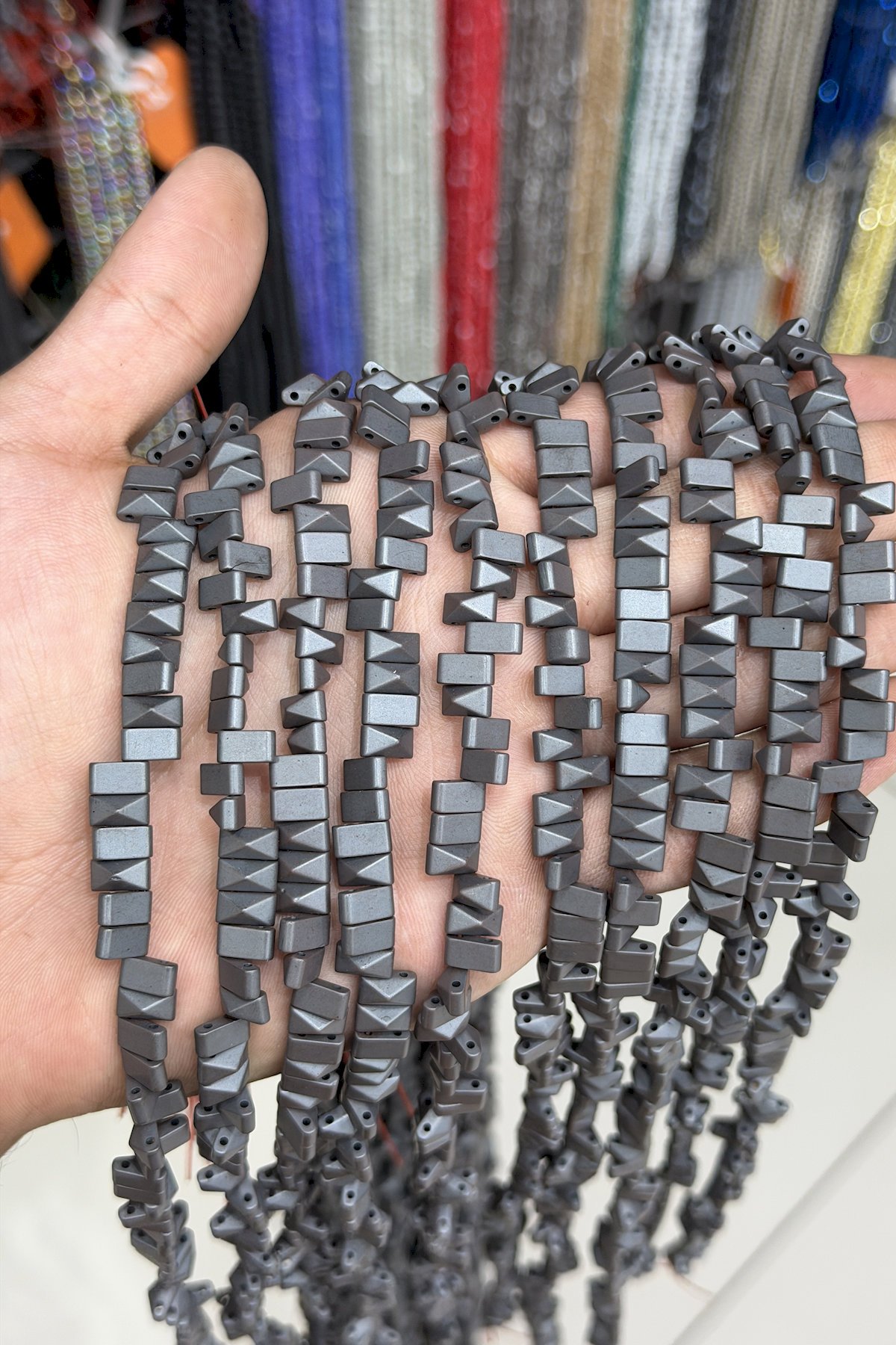 Hematit Taşı Piramit Kesim Mat Gri 8x5mm Doğal Taş Dizi