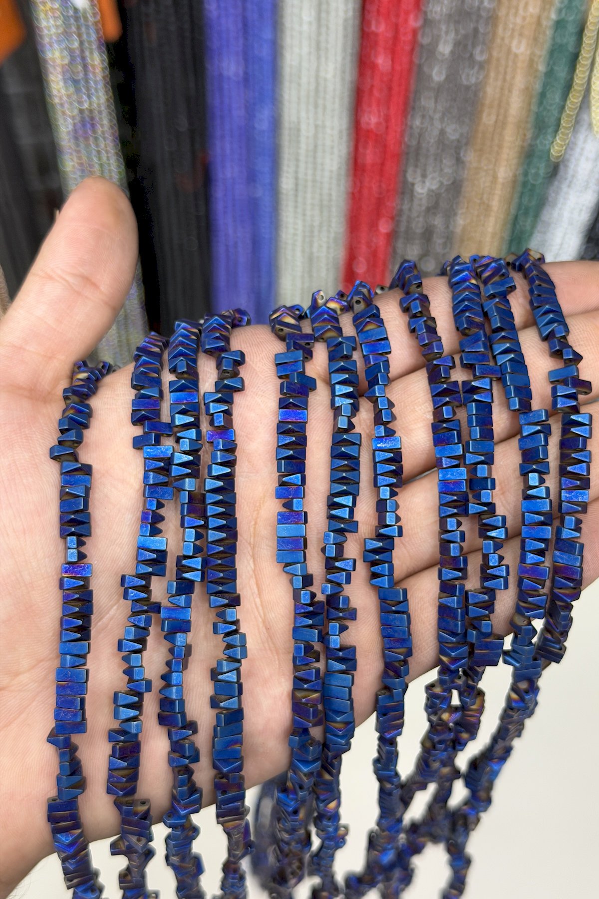 Hematit Taşı Piramit Kesim Mat Mavi 6x3mm Doğal Taş Dizi
