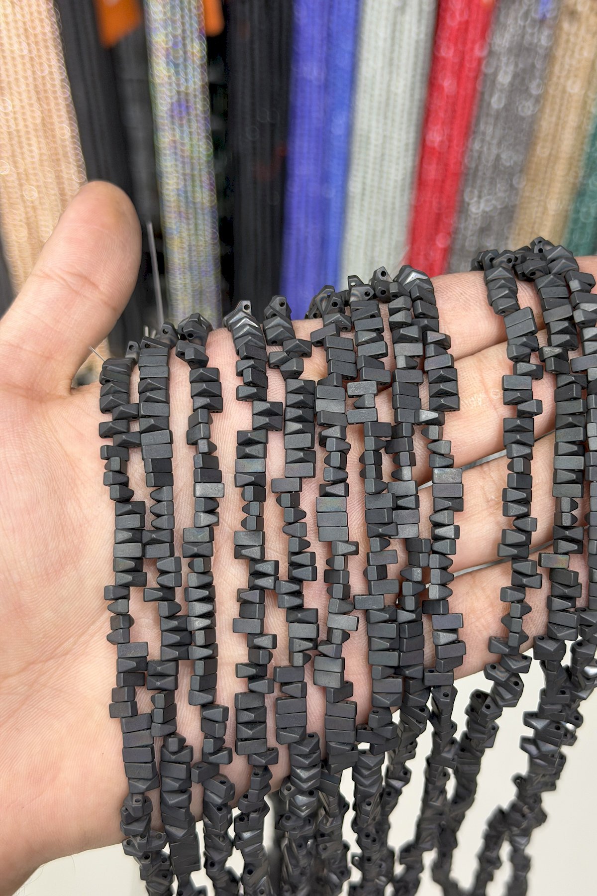Hematit Taşı Piramit Kesim Mat Siyah 6x3mm Doğal Taş Dizi