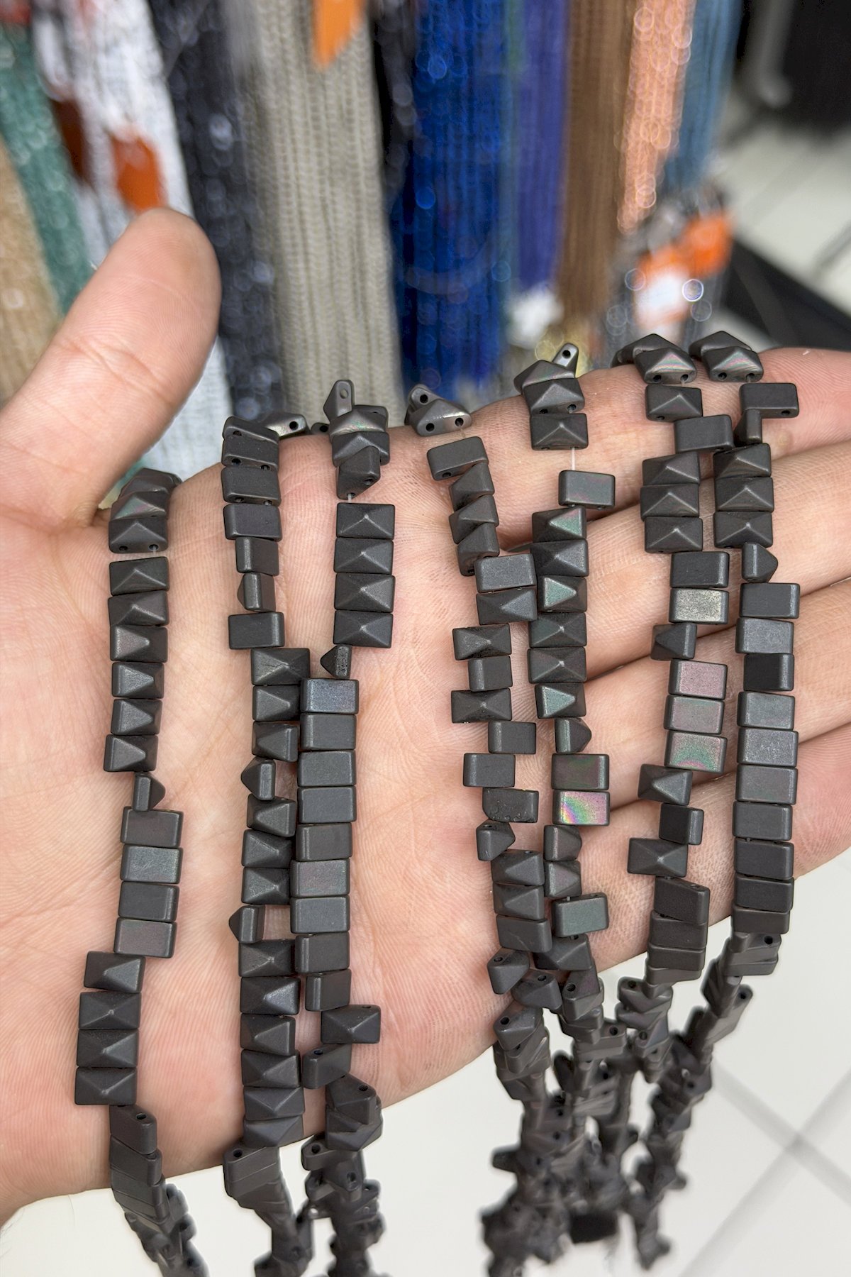Hematit Taşı Piramit Kesim Mat Siyah 8x5mm Doğal Taş Dizi