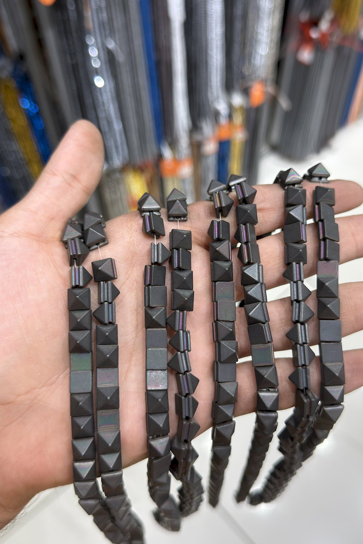 Hematit Taşı Piramit Kesim Mat Siyah 8x8mm Doğal Taş Dizi