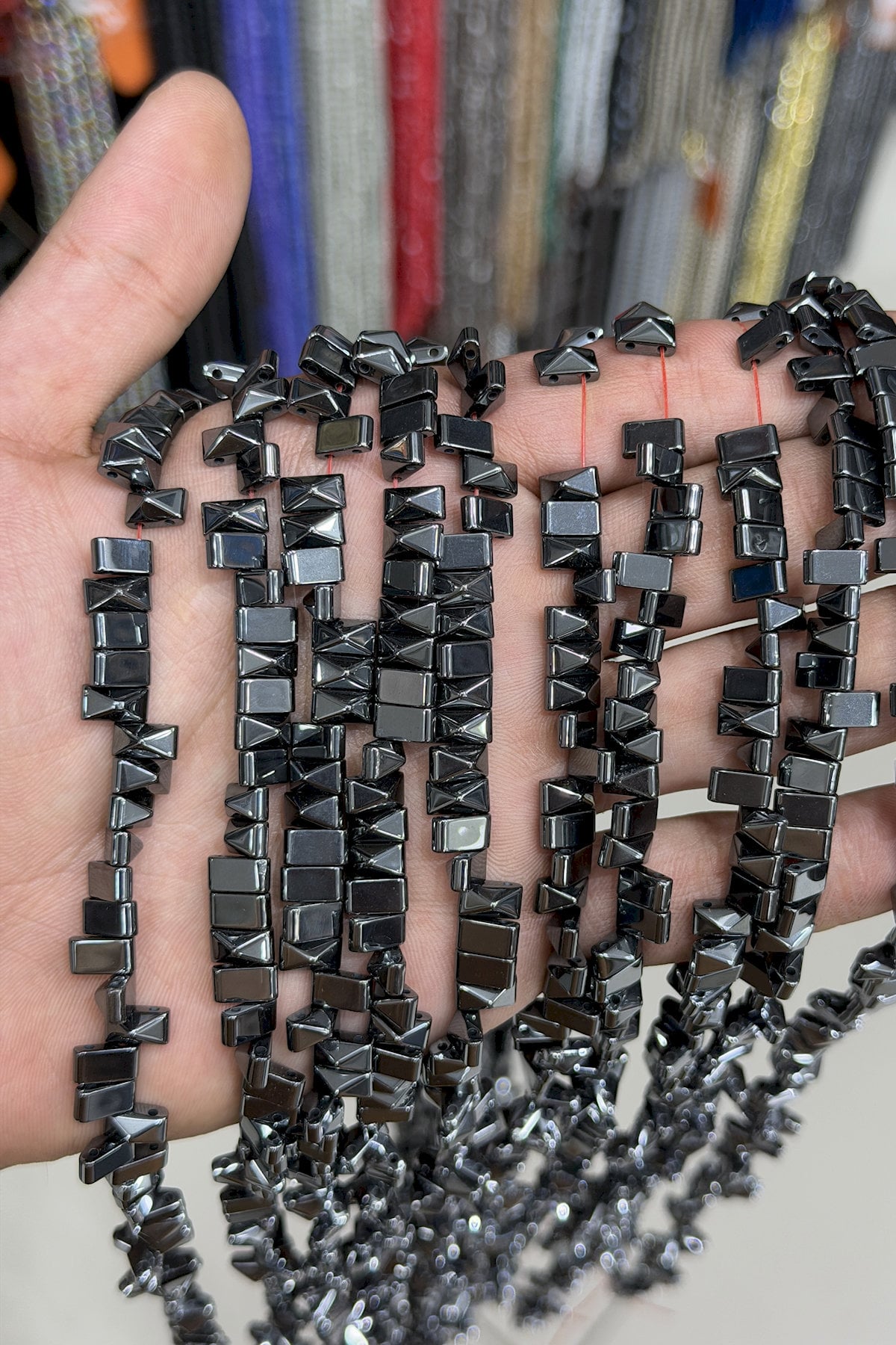 Hematit Taşı Piramit Kesim Parlak Füme 8x5mm Doğal Taş Dizi