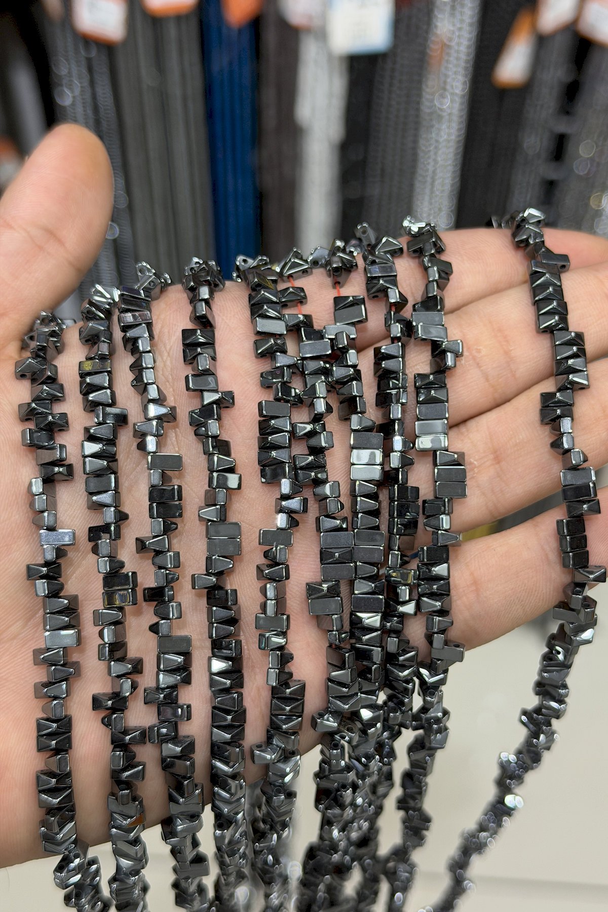 Hematit Taşı Piramit Kesim Parlak Füme 6x3mm Doğal Taş Dizi