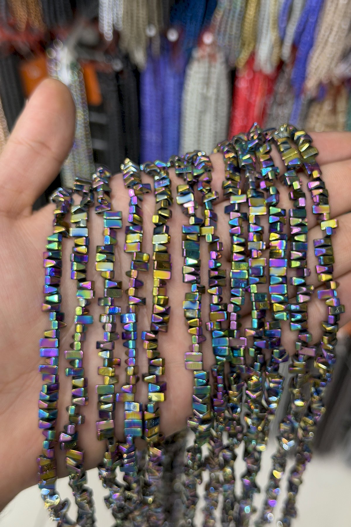 Hematit Taşı Piramit Kesim Parlak Gökkuşağı 6x3mm Doğal Taş Dizi