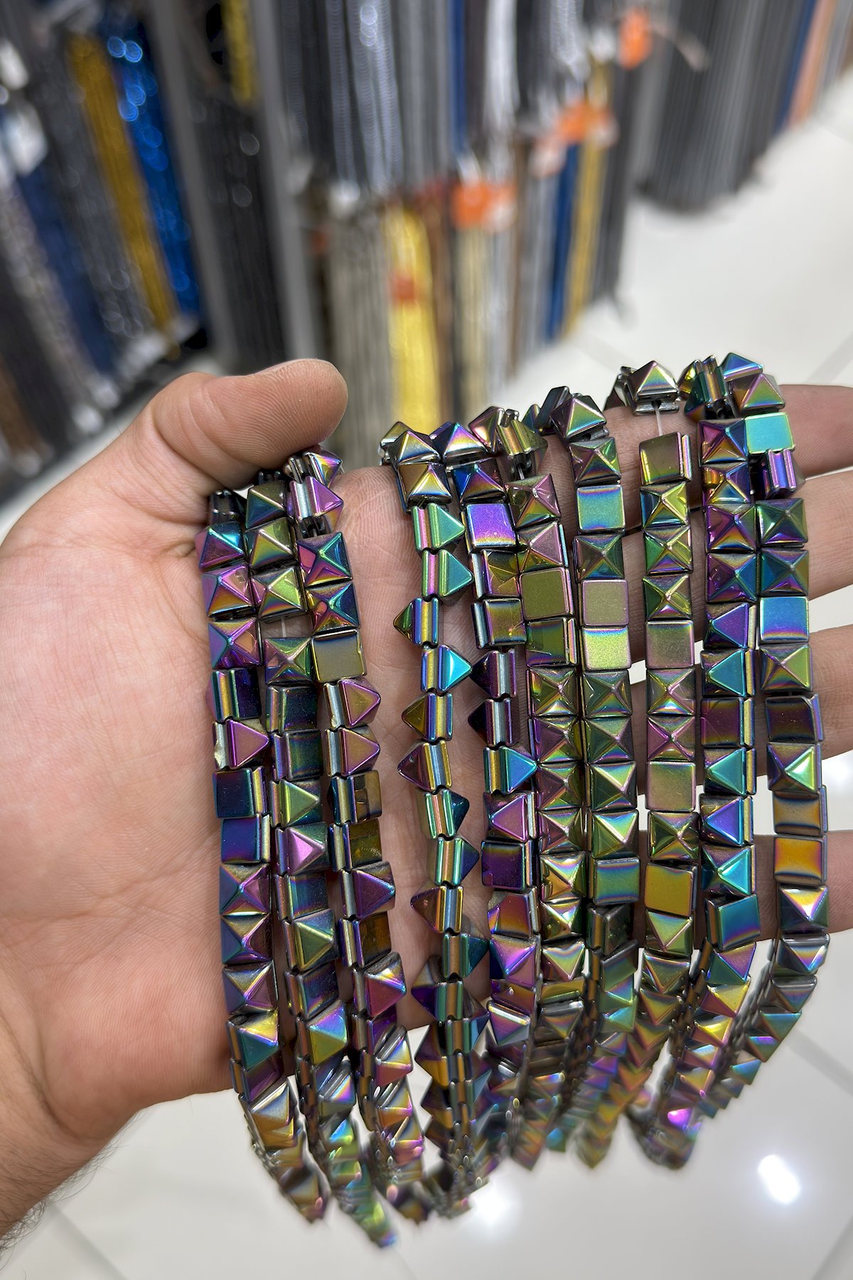 Hematit Taşı Piramit Kesim Parlak Gökkuşağı 8x8mm Doğal Taş Dizi