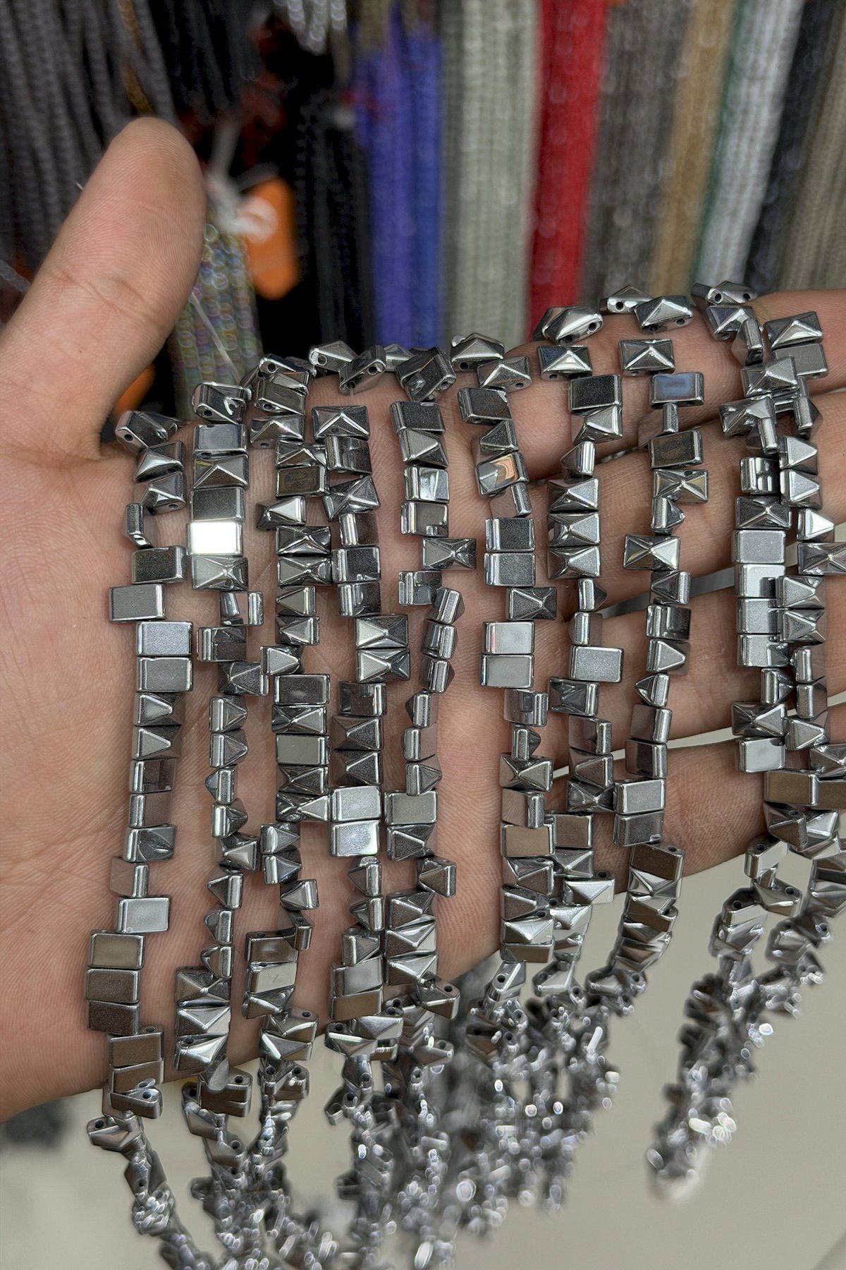 Hematit Taşı Piramit Kesim Parlak Gümüş 8x5mm Doğal Taş Dizi