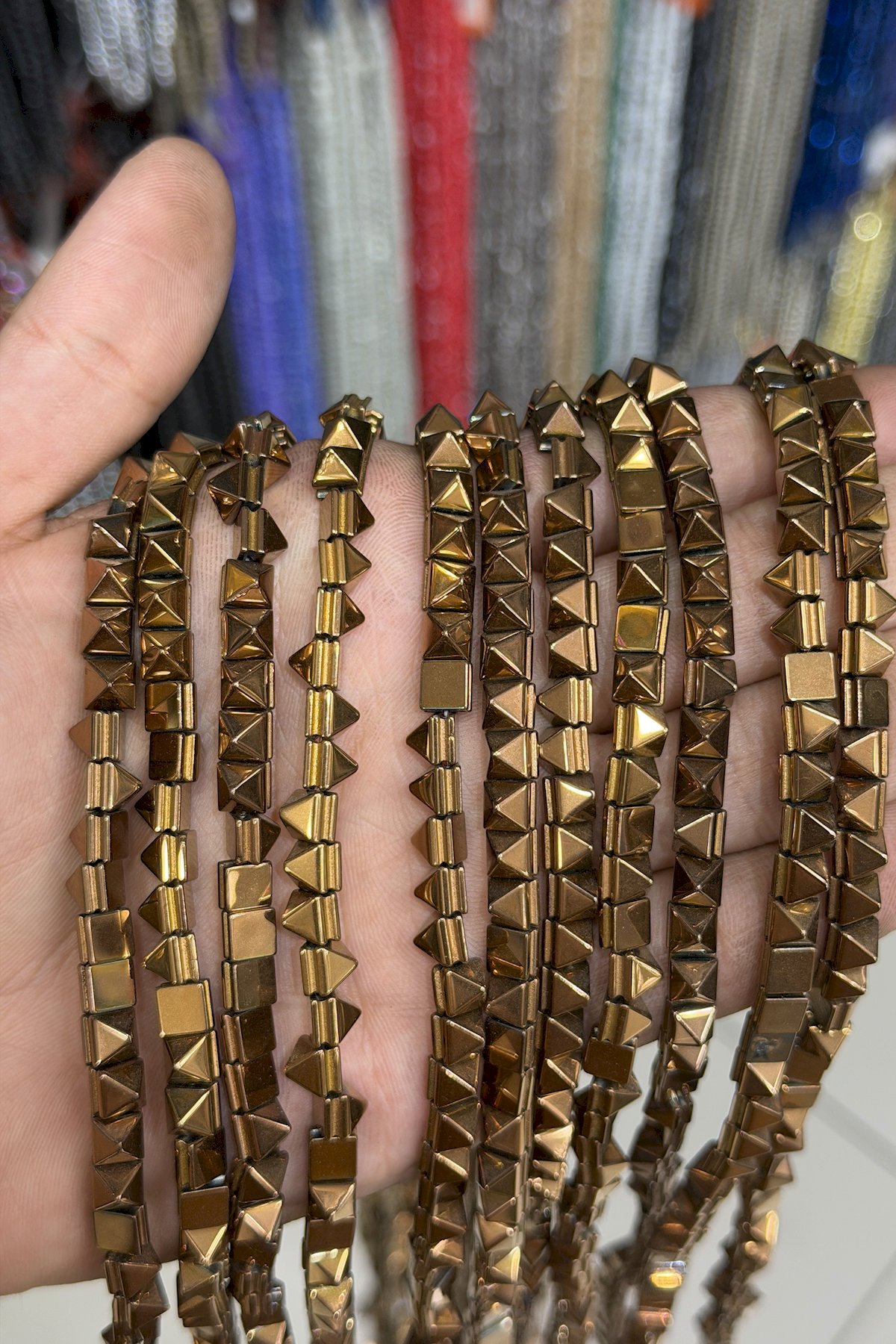 Hematit Taşı Piramit Kesim Parlak Kahverengi 6x6mm Doğal Taş Dizi