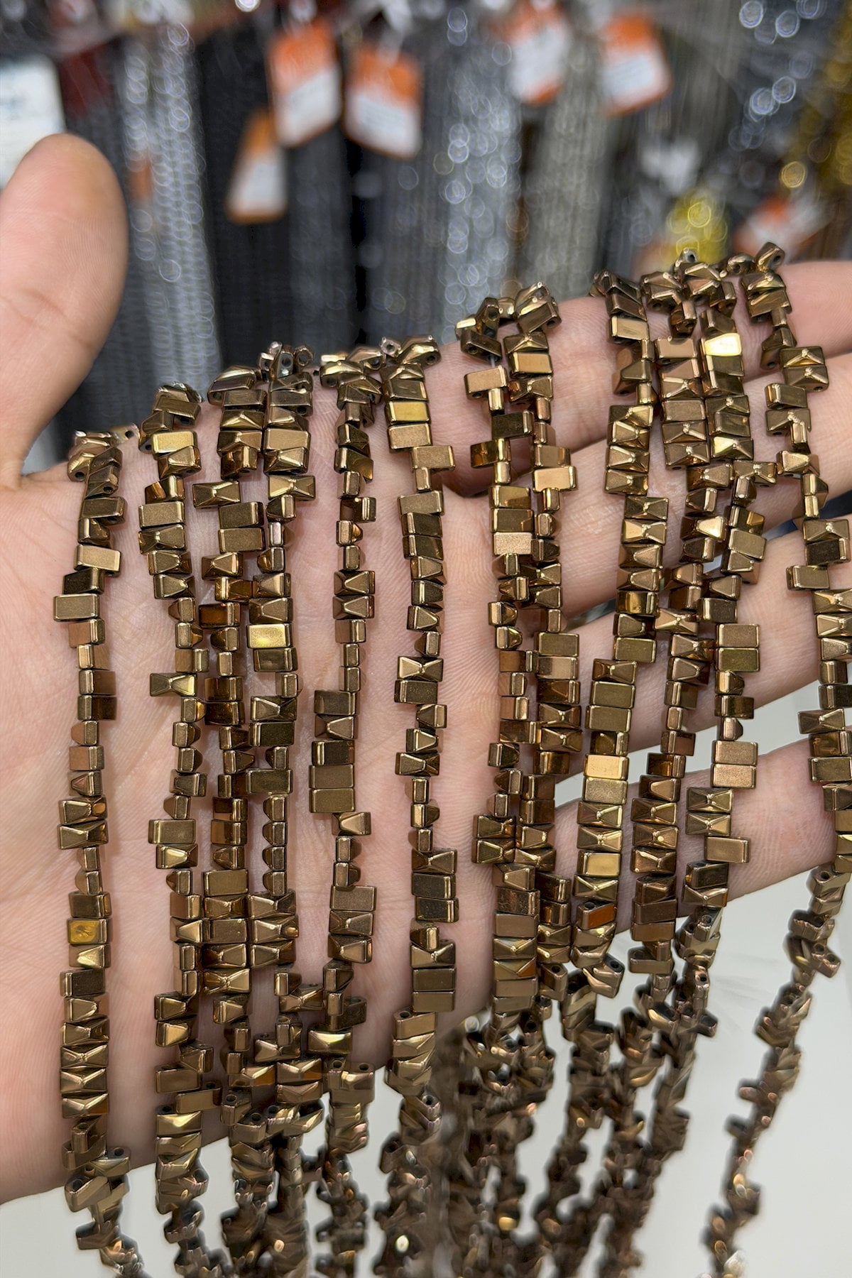Hematit Taşı Piramit Kesim Parlak Kahverengi 6x3mm Doğal Taş Dizi