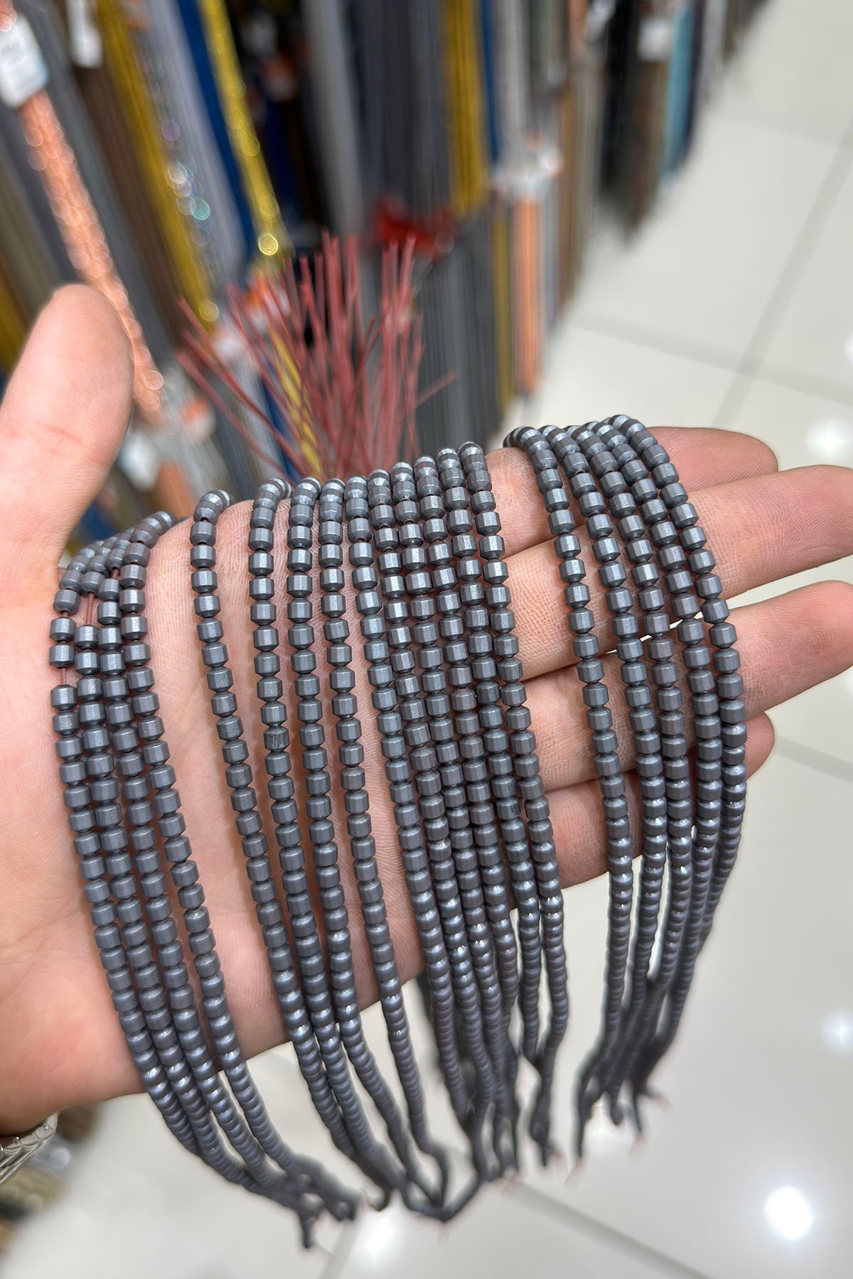 Hematit Taşı Silindir Kesim 4x4mm- Mat Gri Doğal Taş Dizi