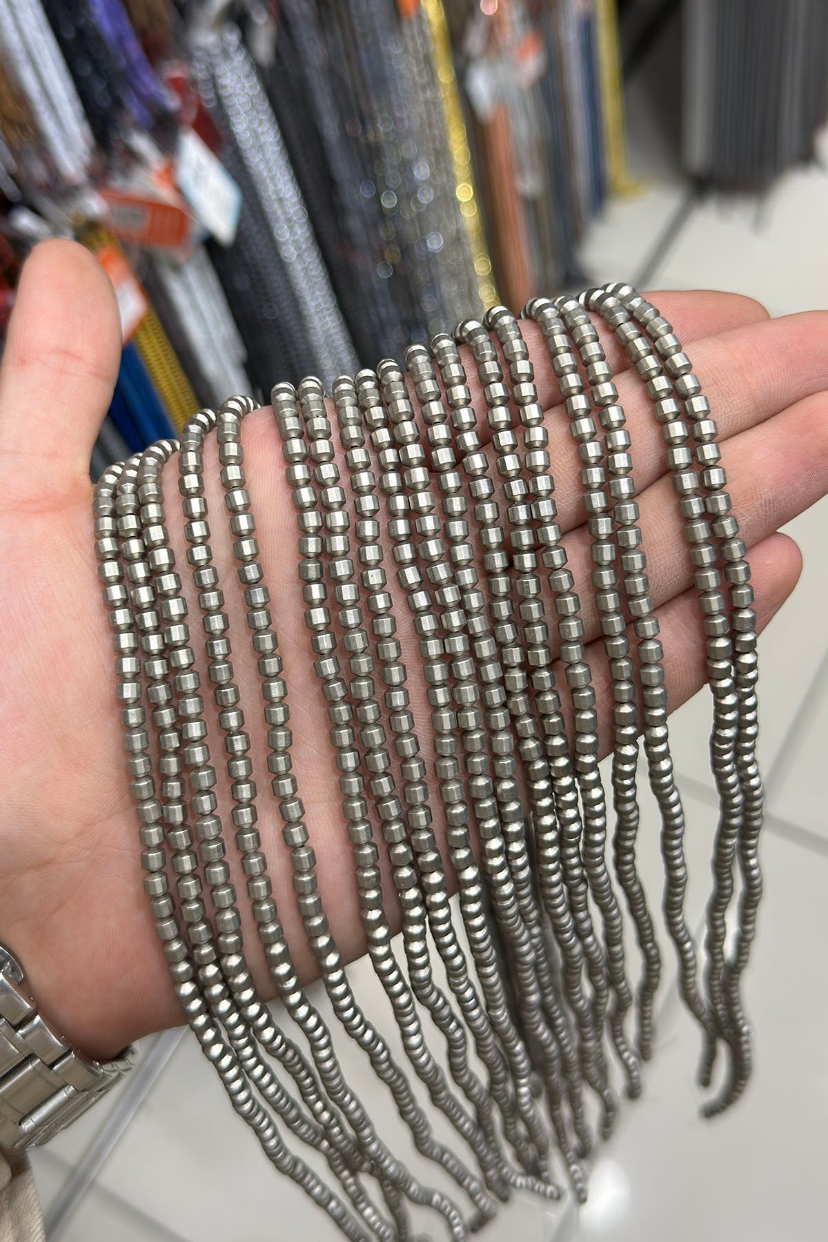 Hematit Taşı Silindir Kesim 4x4mm- Mat Titanyum Doğal Taş Dizi