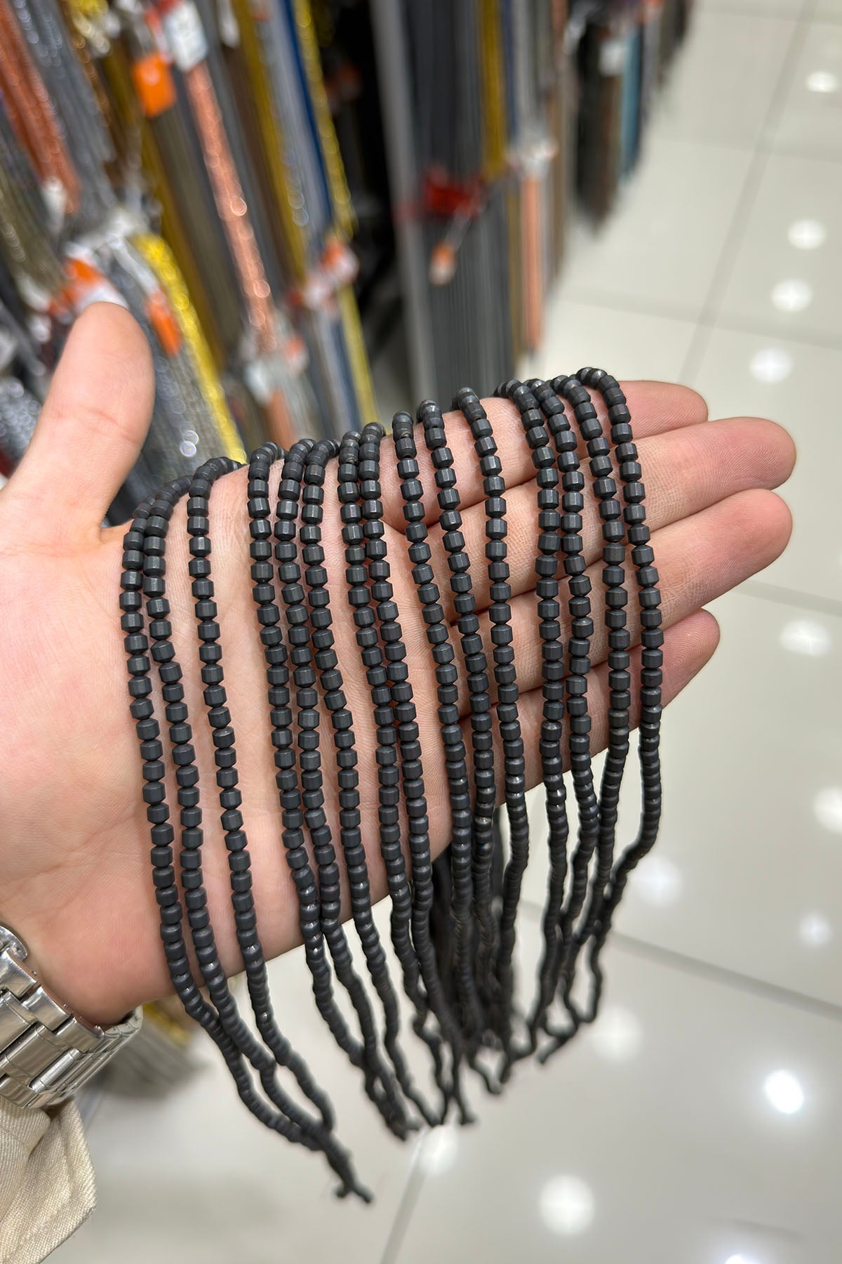 Hematit Taşı Silindir Kesim 4x4mm- Mat Siyah Doğal Taş Dizi