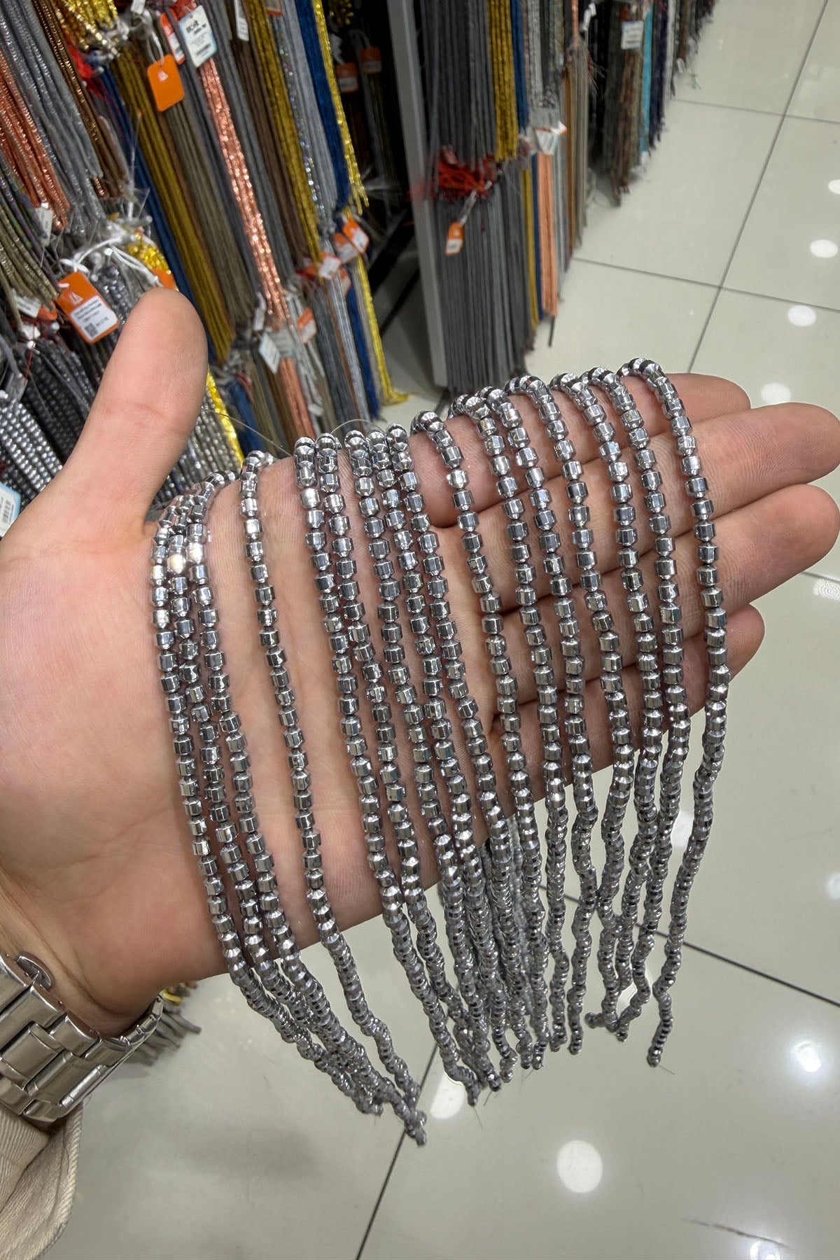 Hematit Taşı Silindir Kesim 4x4mm- Parlak Gümüş Doğal Taş Dizi