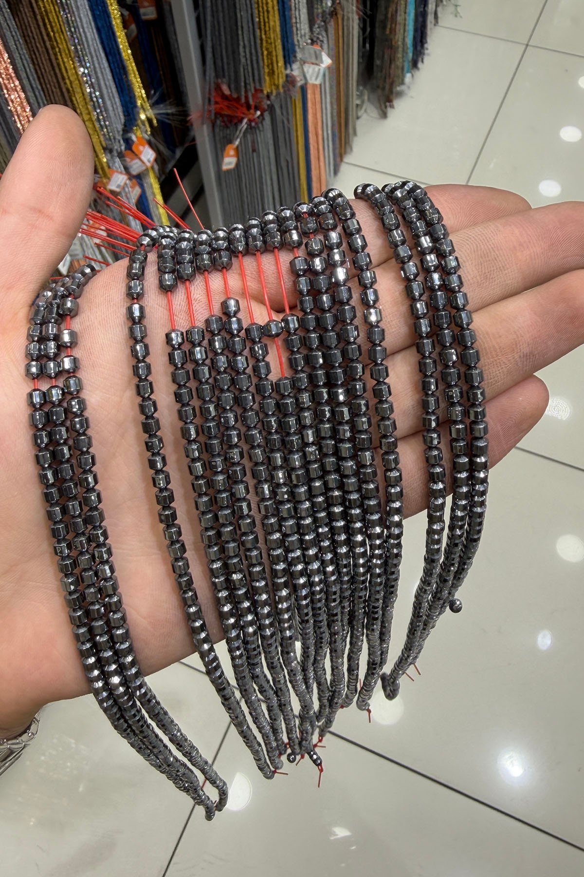 Hematit Taşı Silindir Kesim 4x4mm- Parlak Füme Doğal Taş Dizi