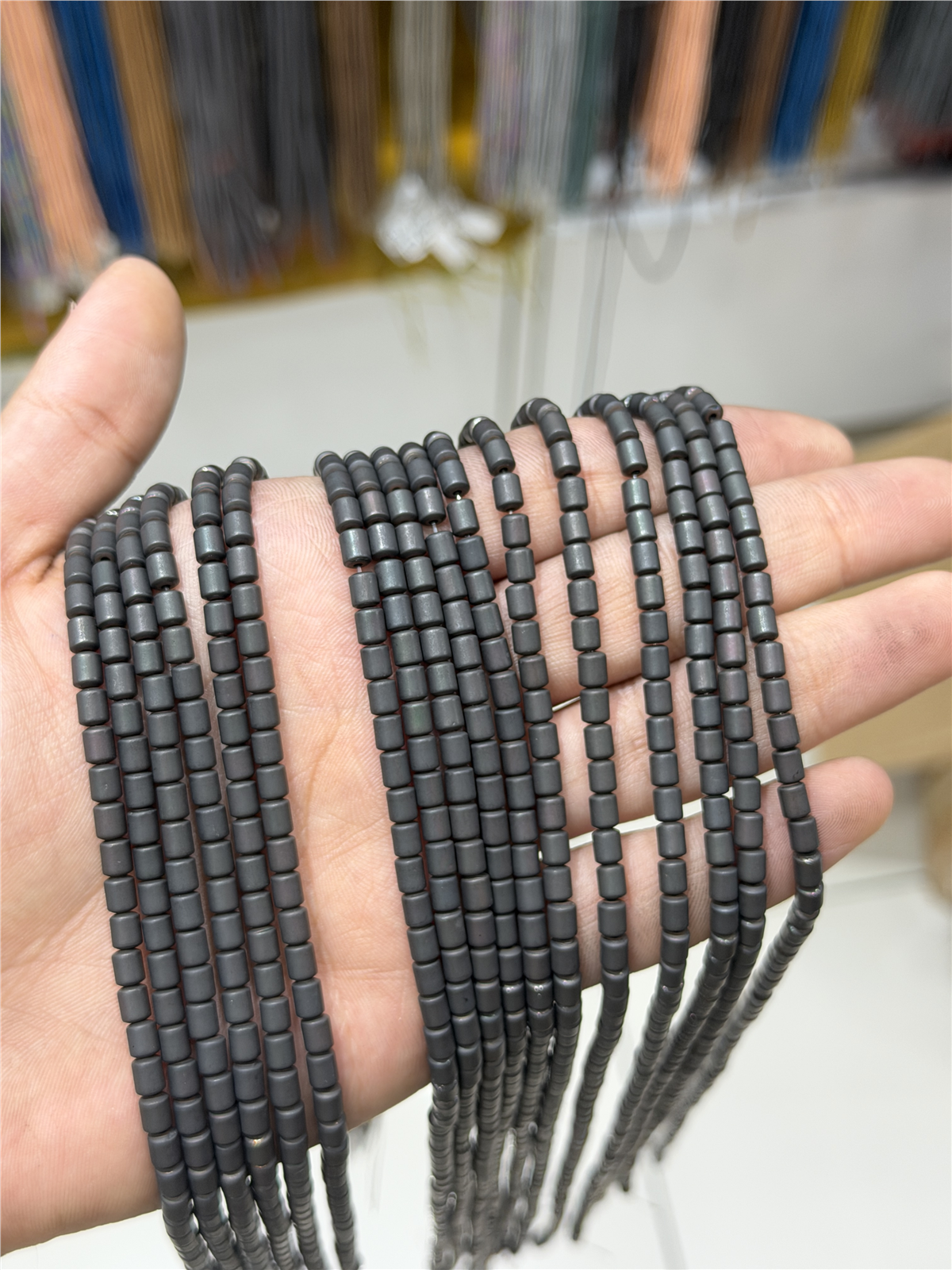 Hematit Taşı Silindir Kesim Mat Siyah 4x5mm Doğal Taş Dizi