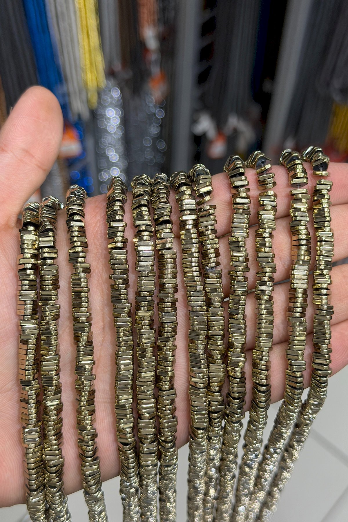 Hematit Taşı Üçgen Kesim Parlak Antik Sarı 6x2mm Doğal Taş Dizi