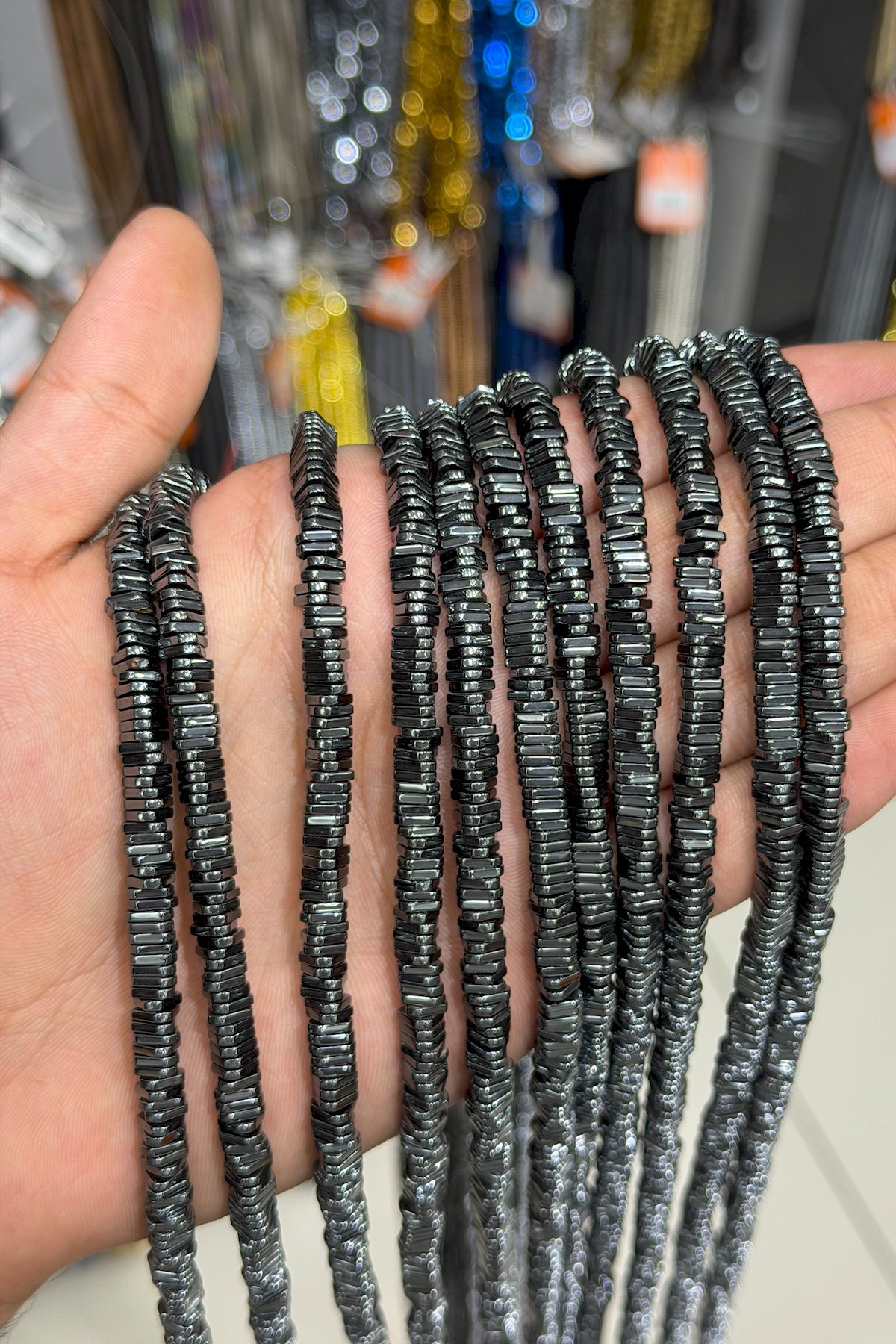 Hematit Taşı Üçgen Kesim Parlak Füme 6x2mm Doğal Taş Dizi