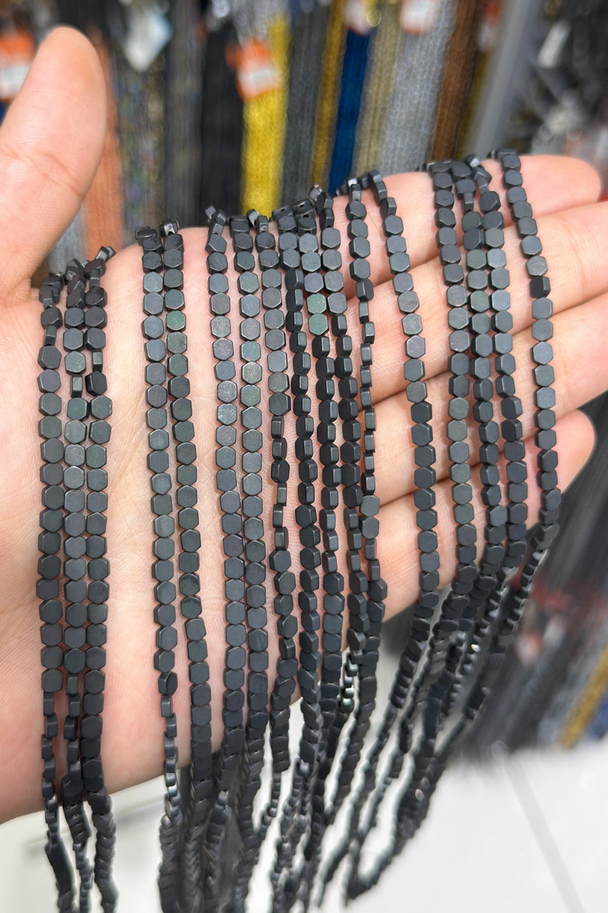 Hematit Taşı Yassı Altıgen Kesim Mat Siyah 4x4mm Doğal Taş Dizi