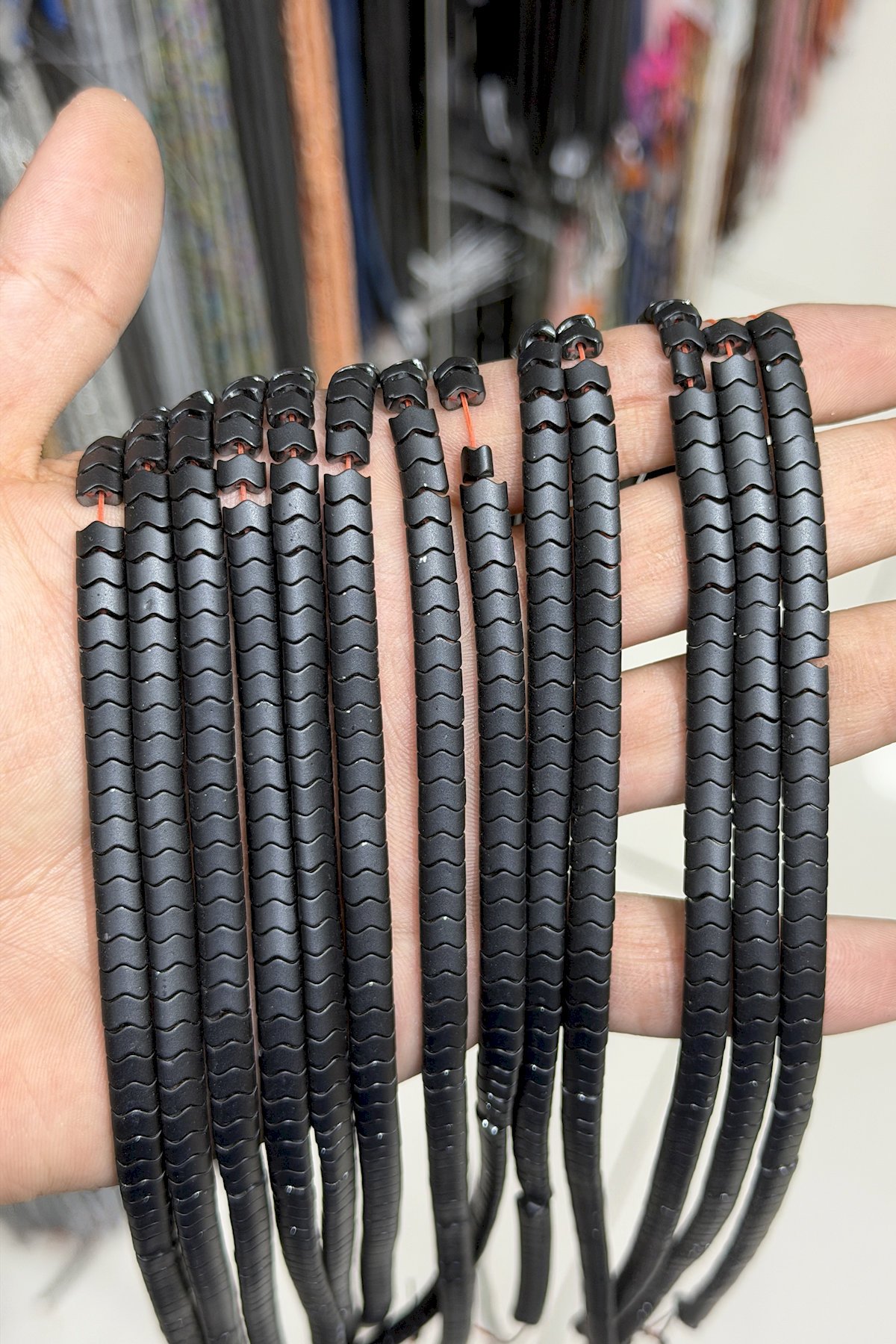 Hematit Taşı Yassı Balık Sırtı Kesim Mat Siyah 6x4mm Doğal Taş Dizi