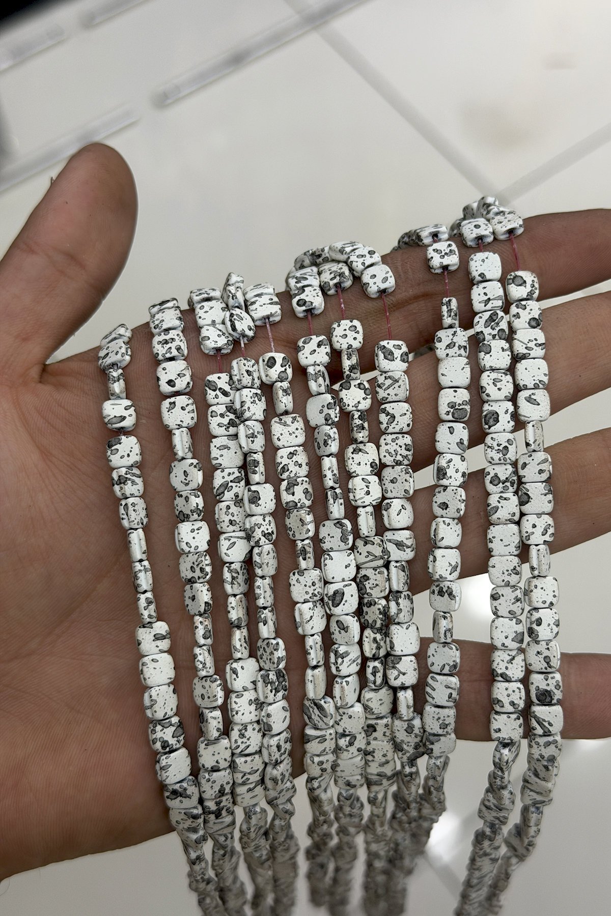 Hematit Taşı Yassı Kare Kanallı Kesim Beyaz 6x6mm Doğal Taş Dizi