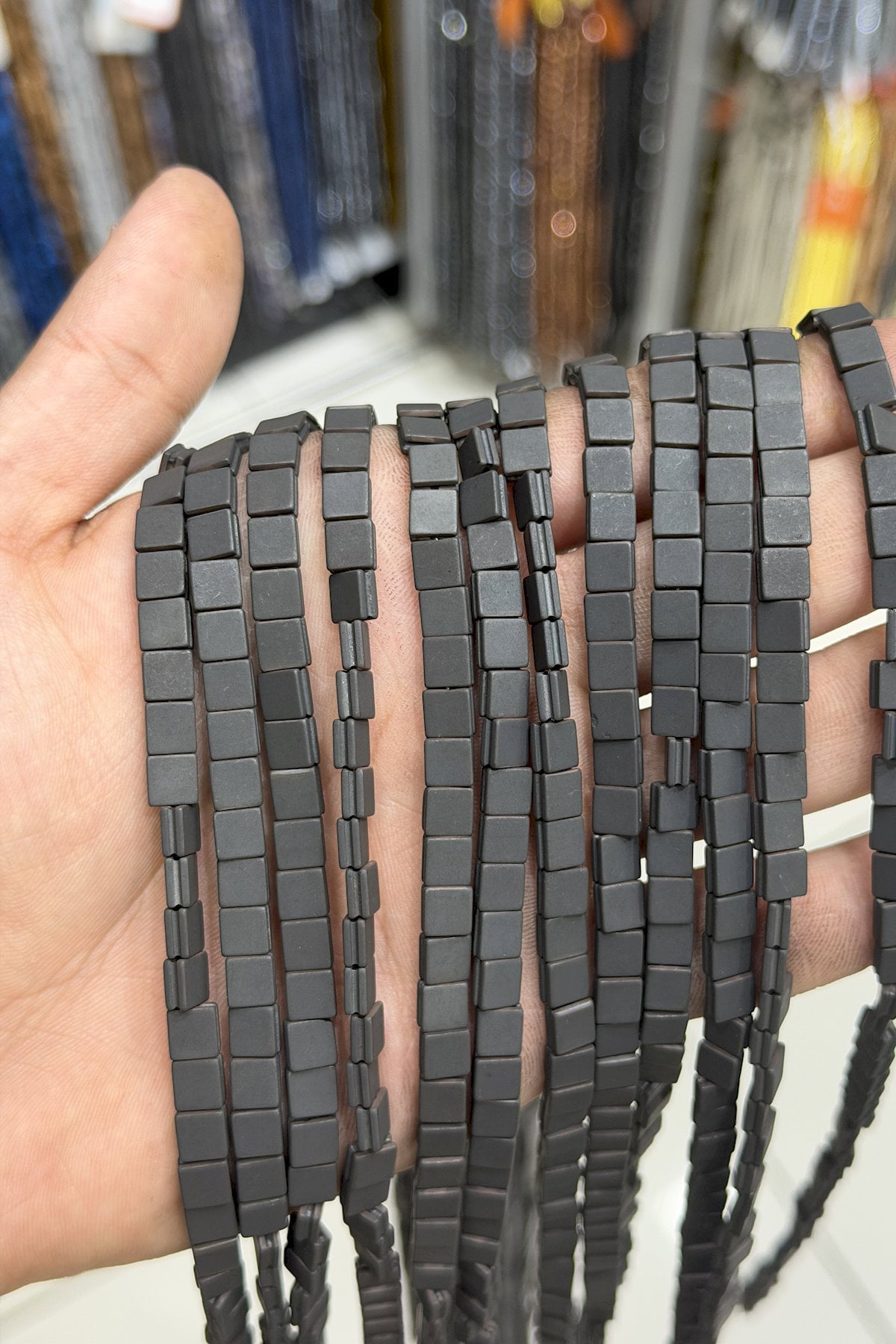 Hematit Taşı Yassı Kare Kanallı Kesim Mat Siyah 6x6mm Doğal Taş Dizi