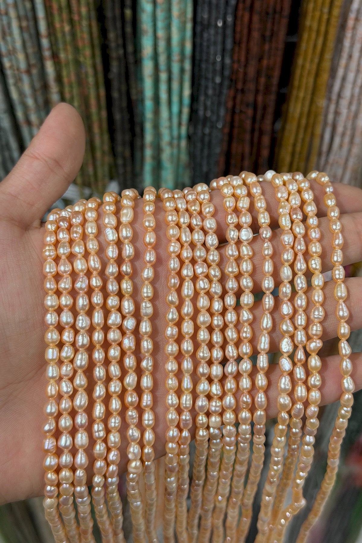 İnci Doğal Taş-Pembe Arpa Amorf Kesim 4-5mm Dizi AB