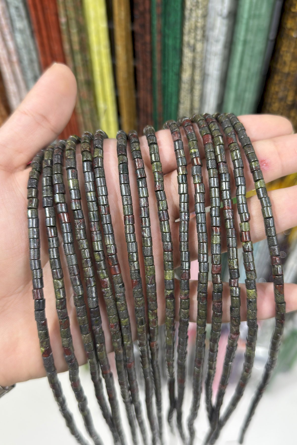 Kan Taşı Silindir Kesim Parlak 4x4mm Doğal Taş Dizi [AA]
