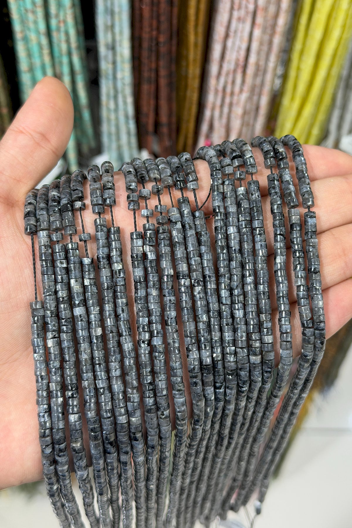 Larvakit Taşı Dore Kesim Parlak 4x2mm Doğal Taş Dizi