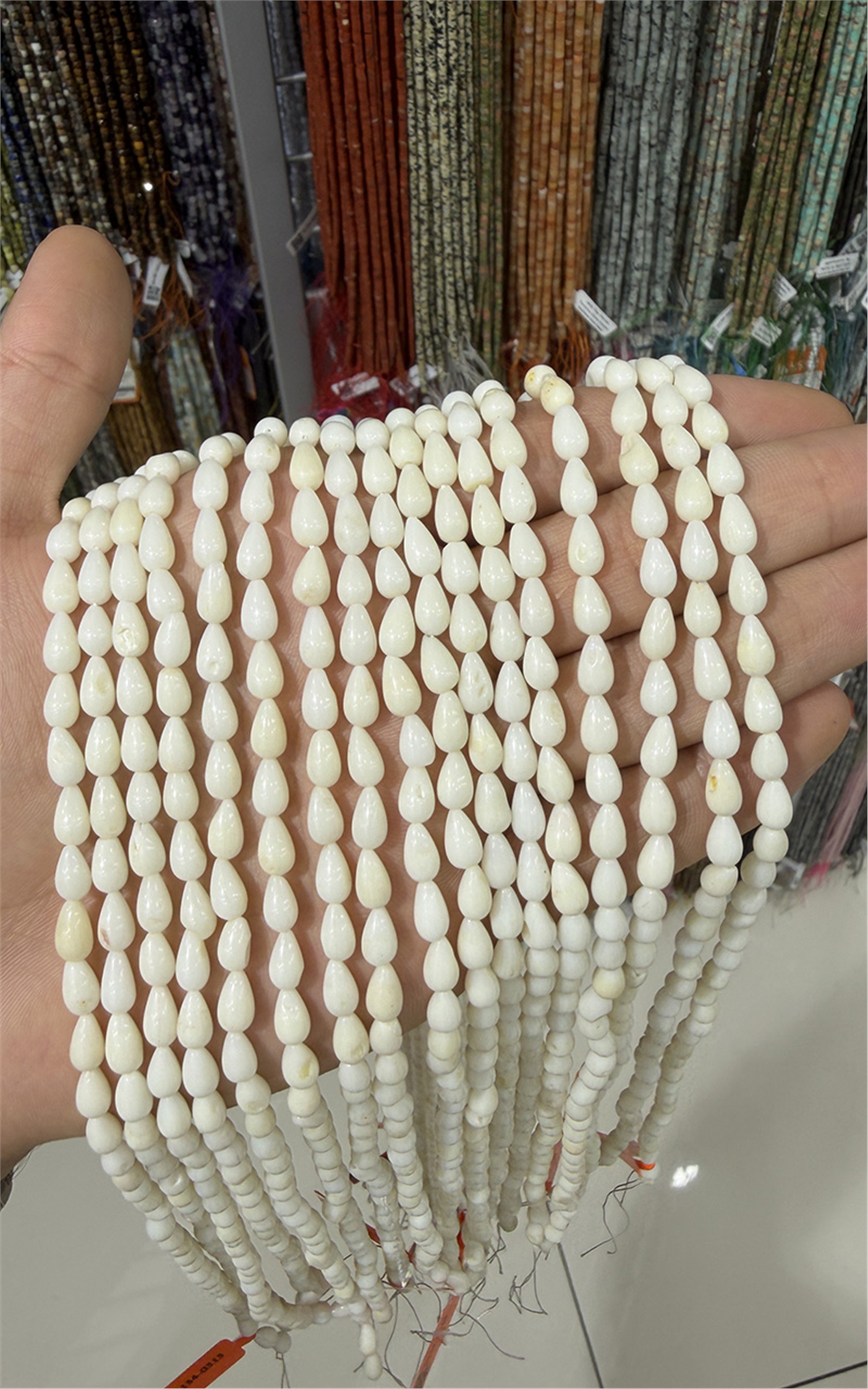 Mercan Doğal Taş Parlak Beyaz Damla Kesim 5x10mm Dizi