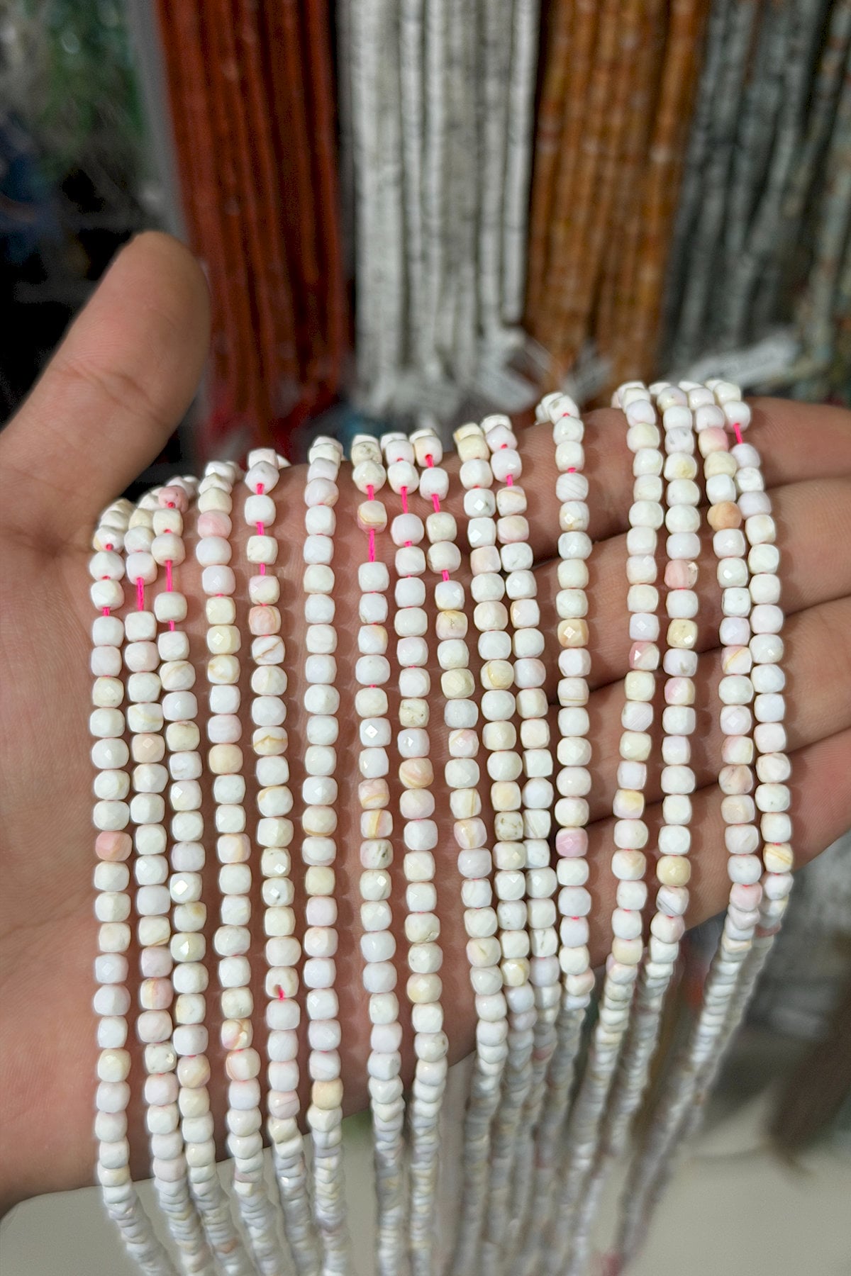 Pembe Opal Taşı Faset Küp Kesim Pembe 4x4mm Doğal Taş Dizi